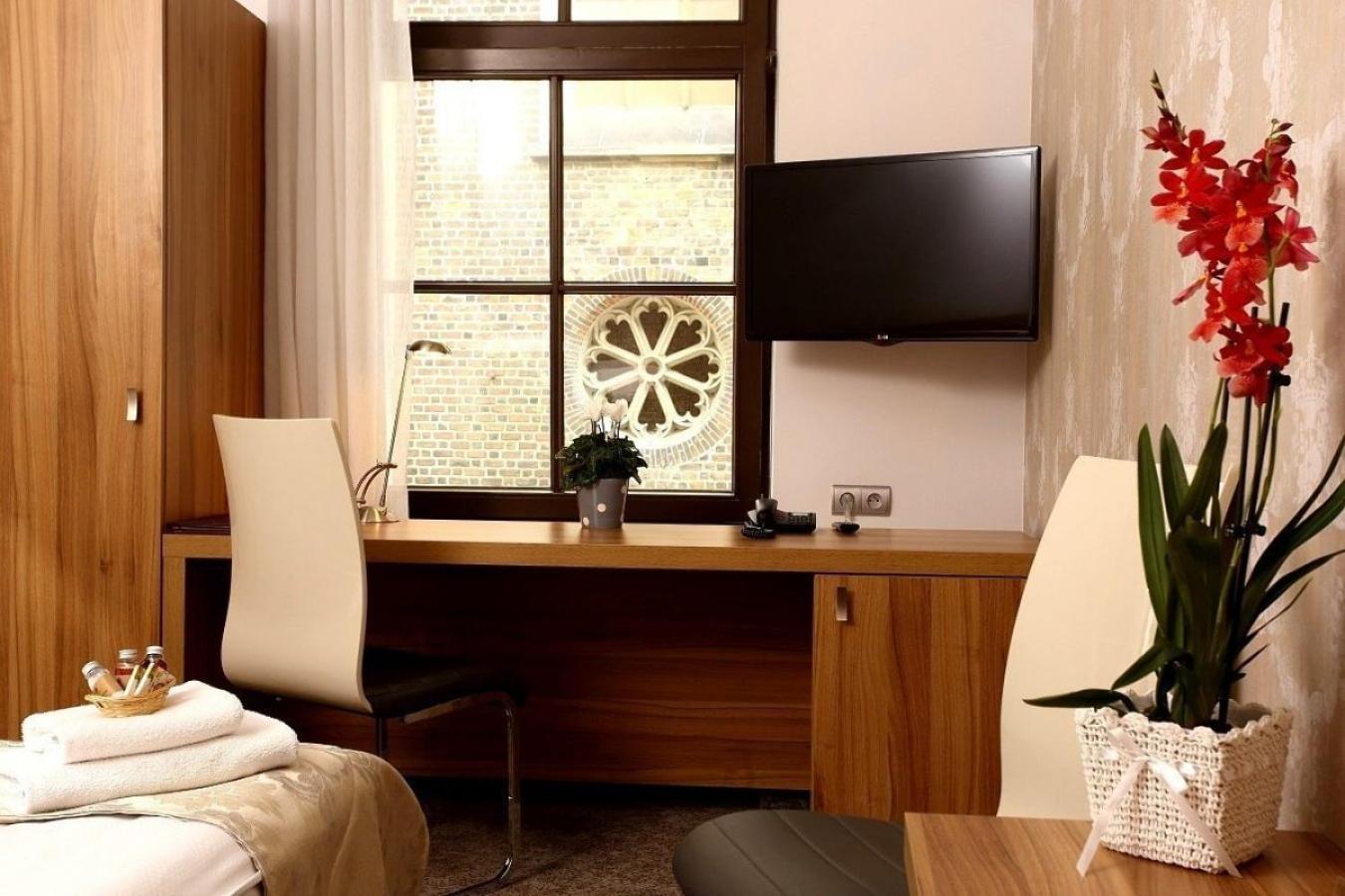 Standard Room 1 Queen Bed photo 3