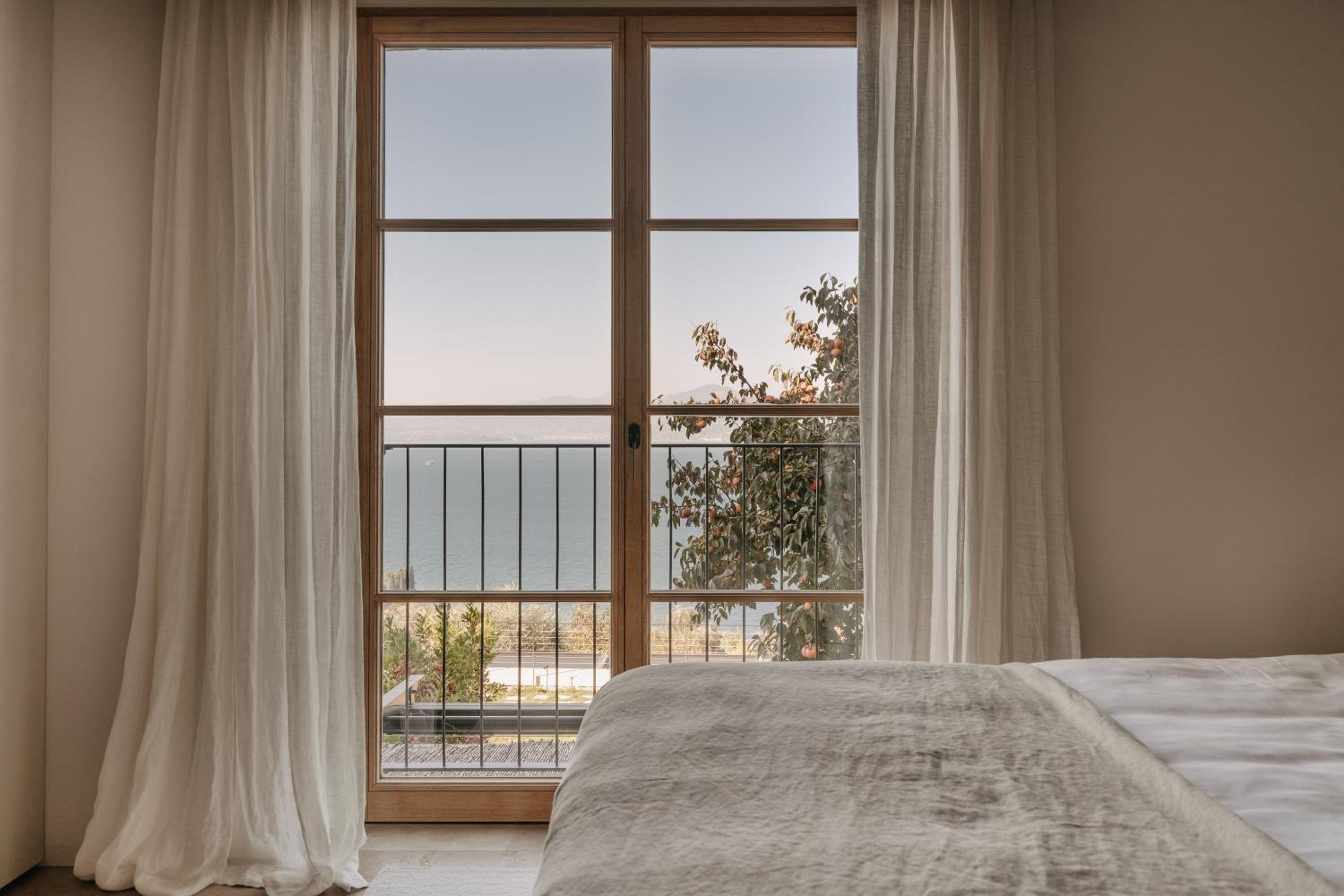 One-Bedroom Apartment with Lake View