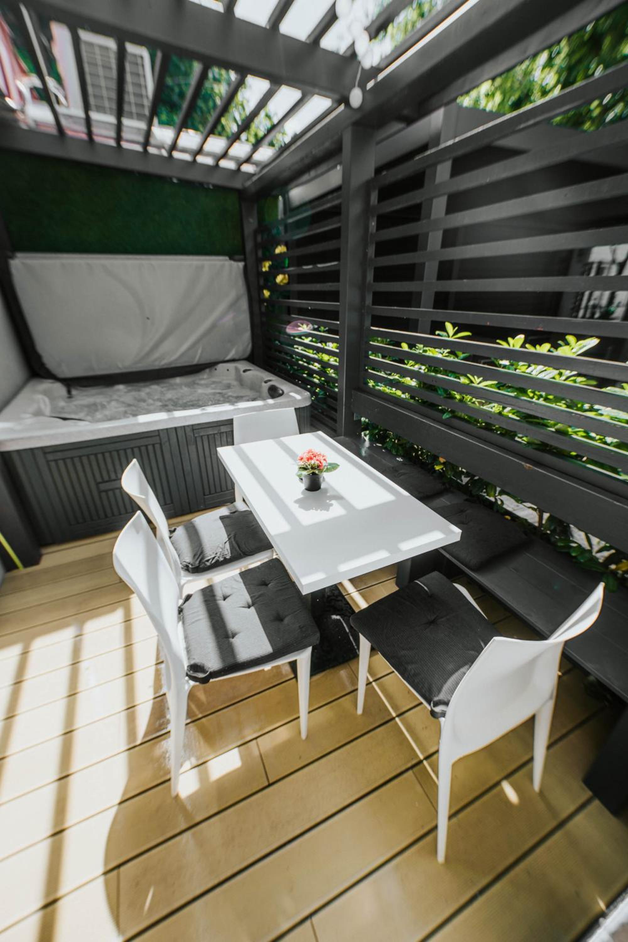 Family Room with Private Jacuzzi photo 1
