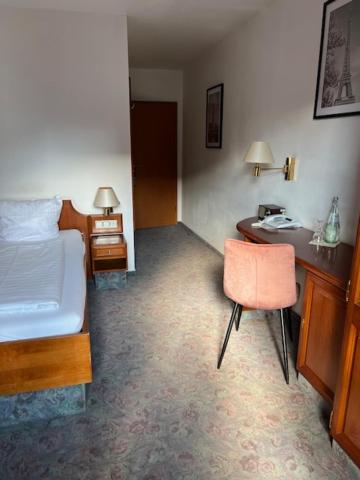 Small Single Room photo 2