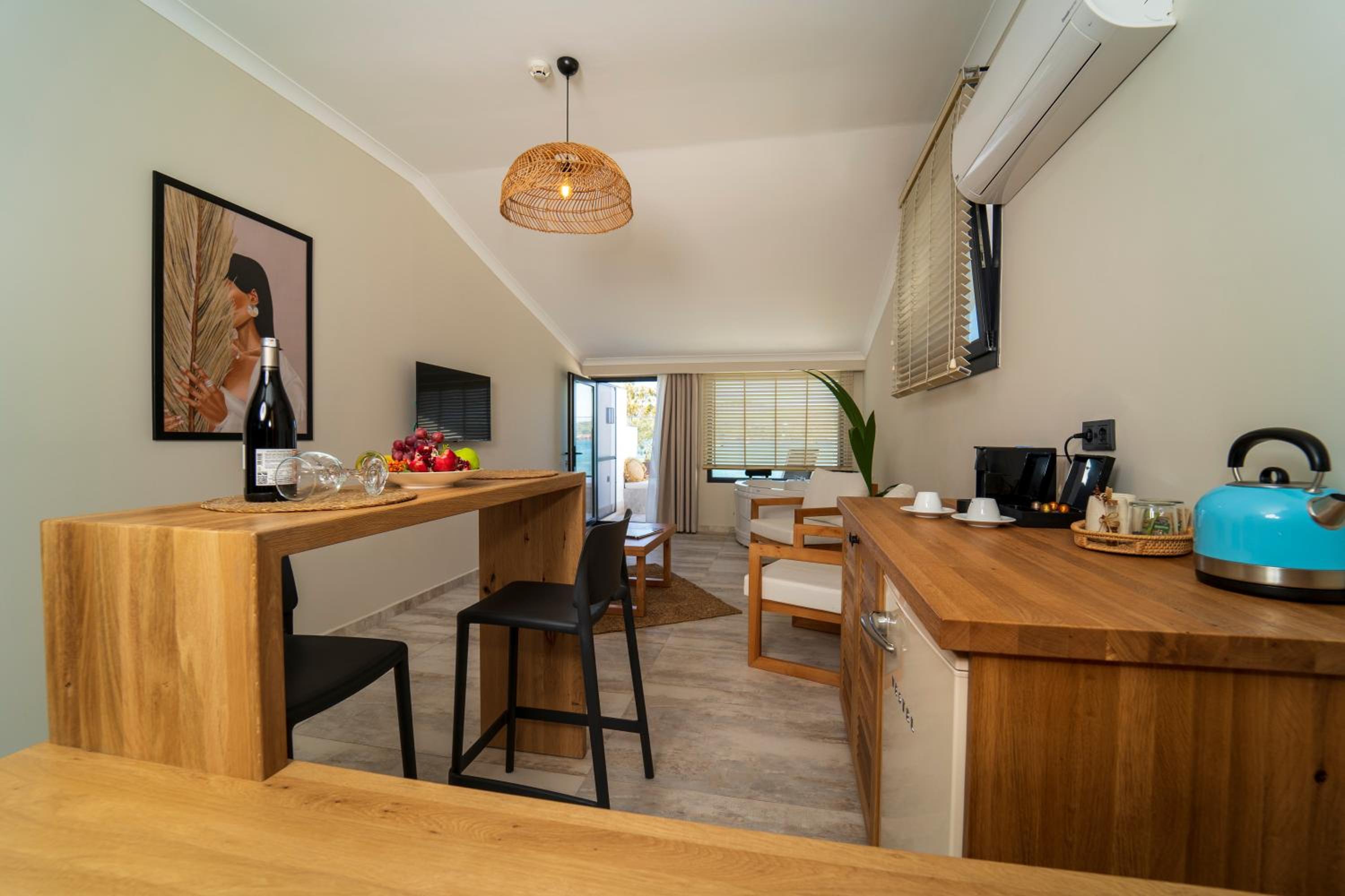 Queen Suite with Sea View - Photo 3