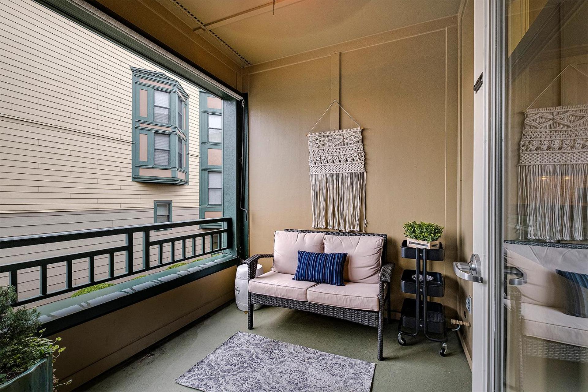 Studio with Balcony photo 1