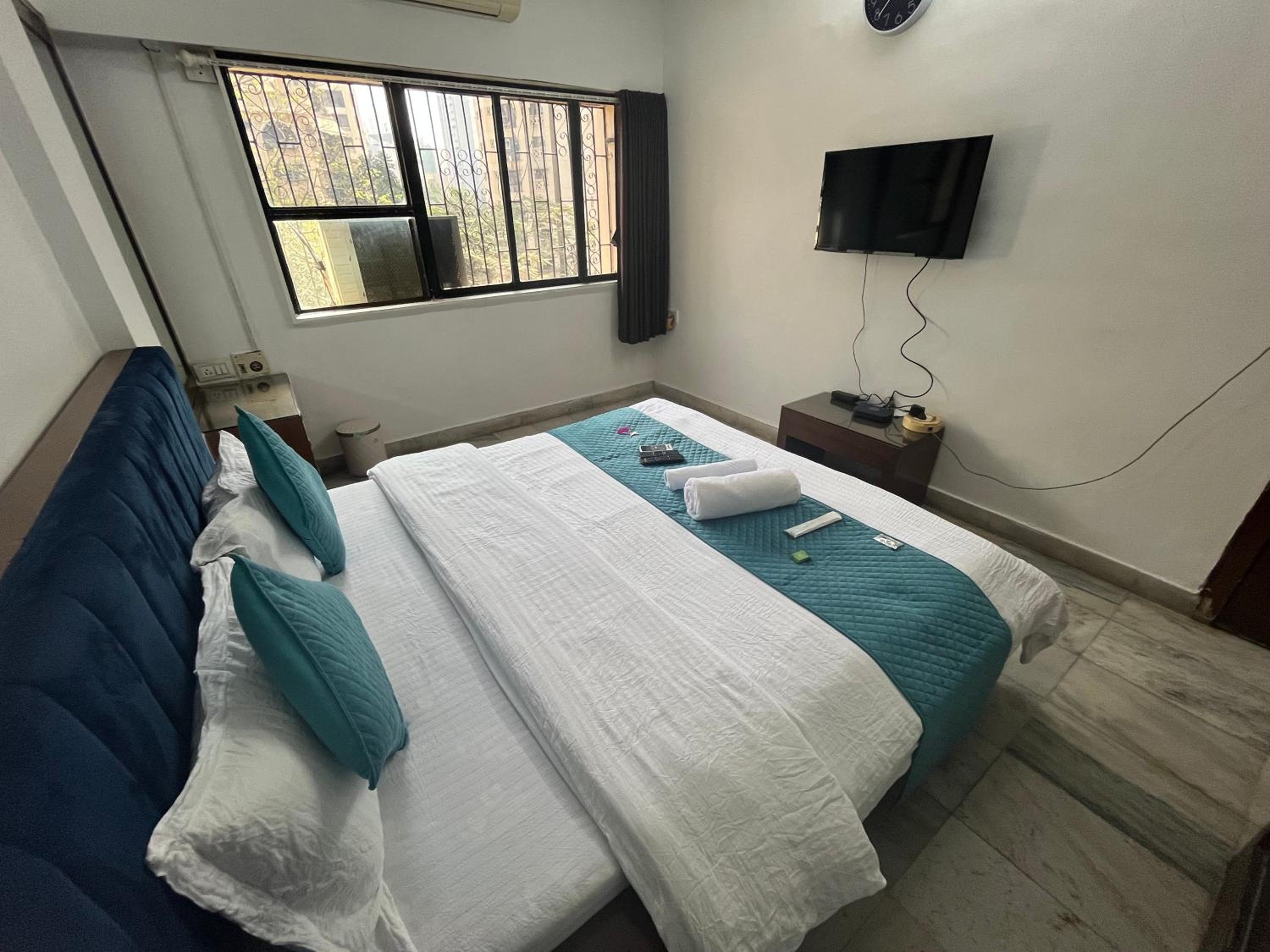 Double Room with Private Bathroom - Photo 9