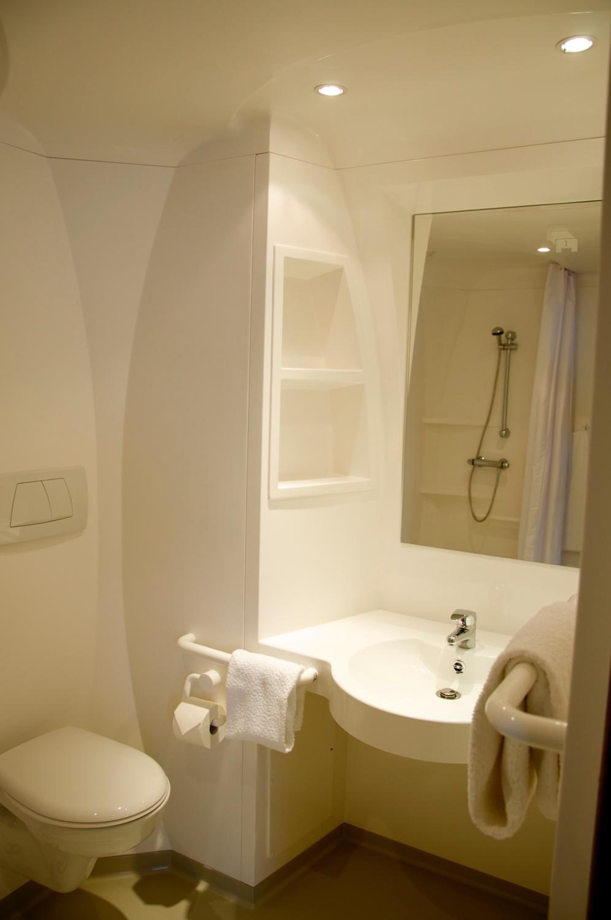 Twin Room - Disability Access - Photo 4