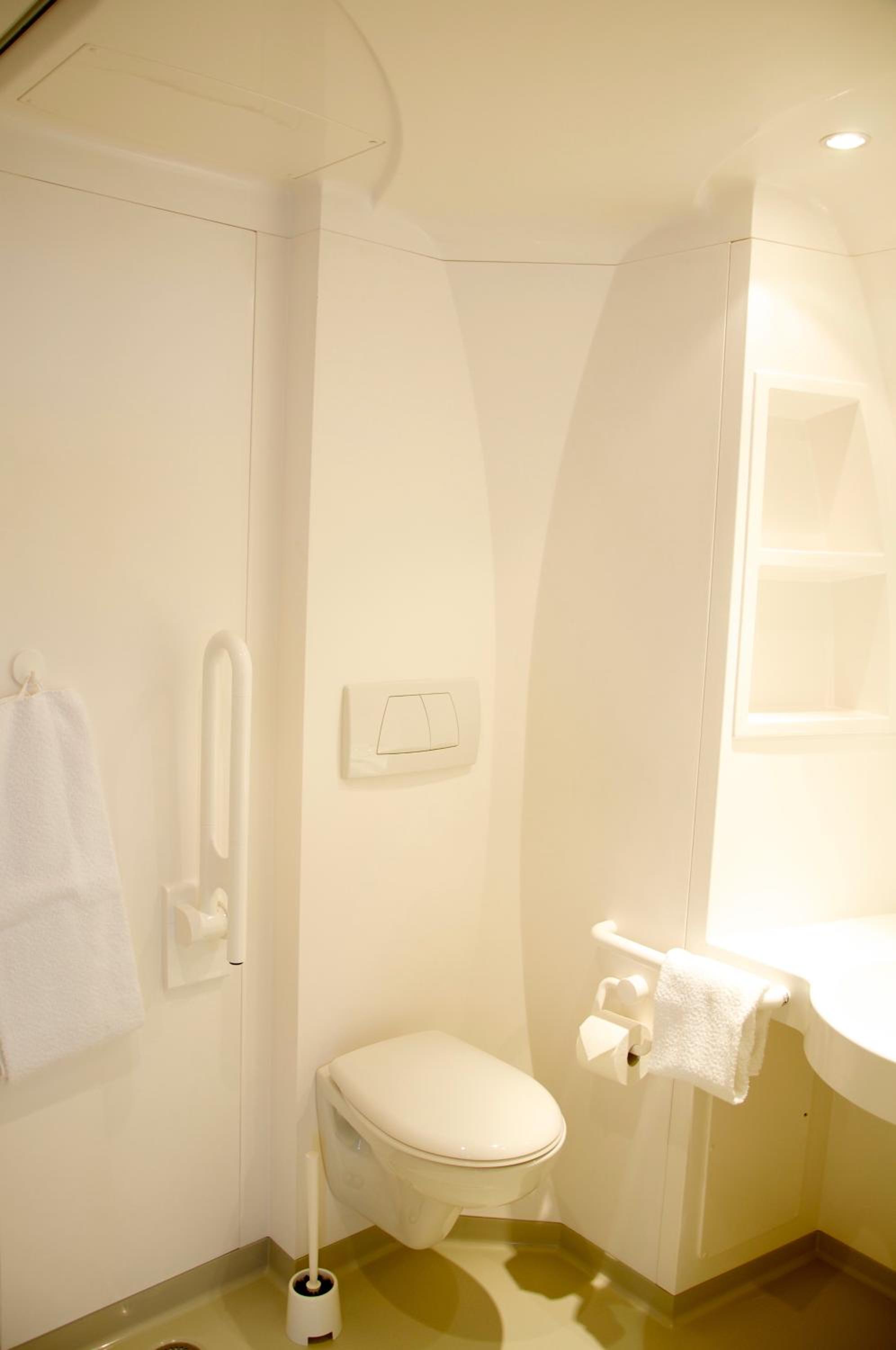 Twin Room - Disability Access - Photo 2