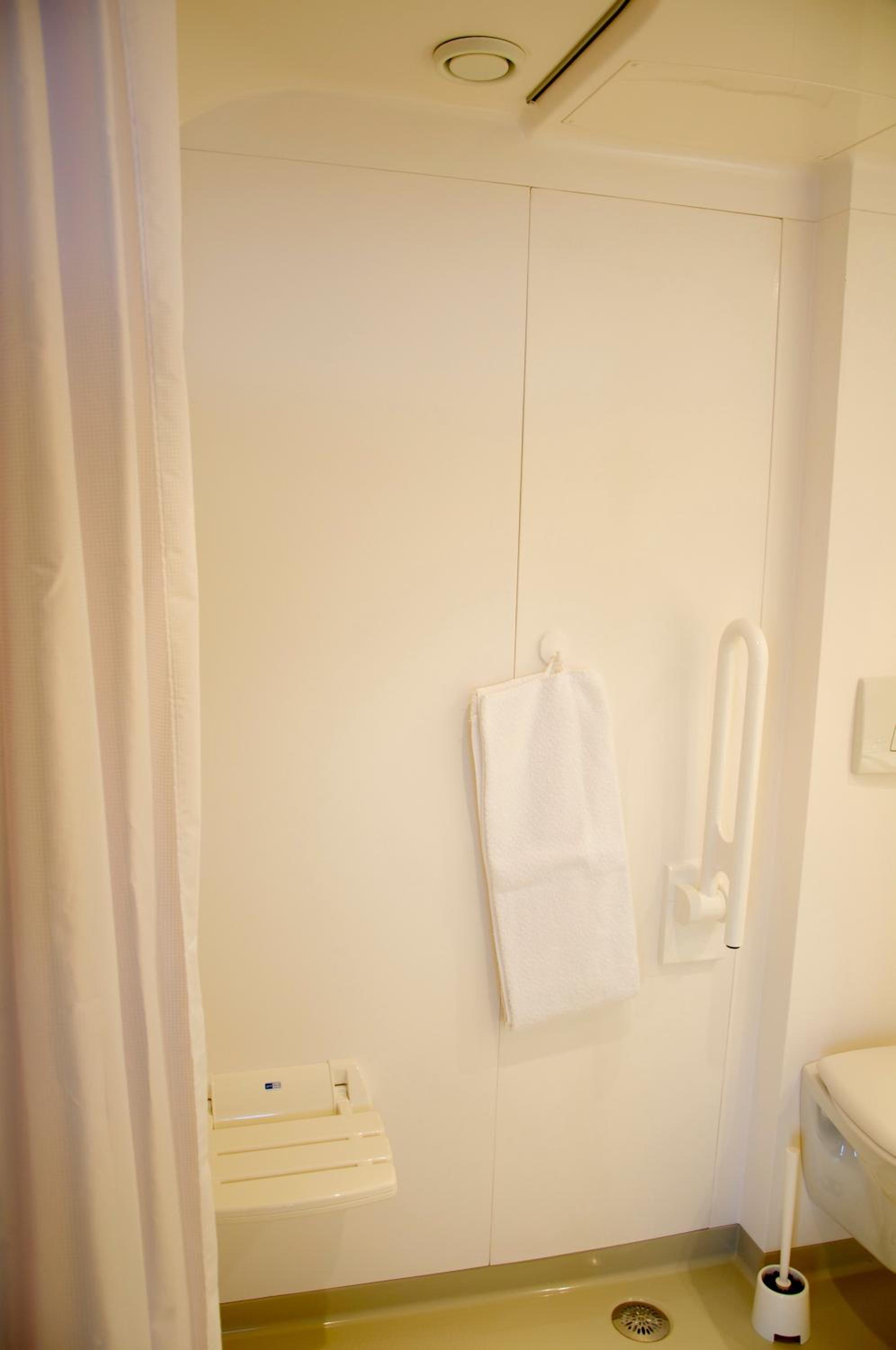 Twin Room - Disability Access - Photo 3
