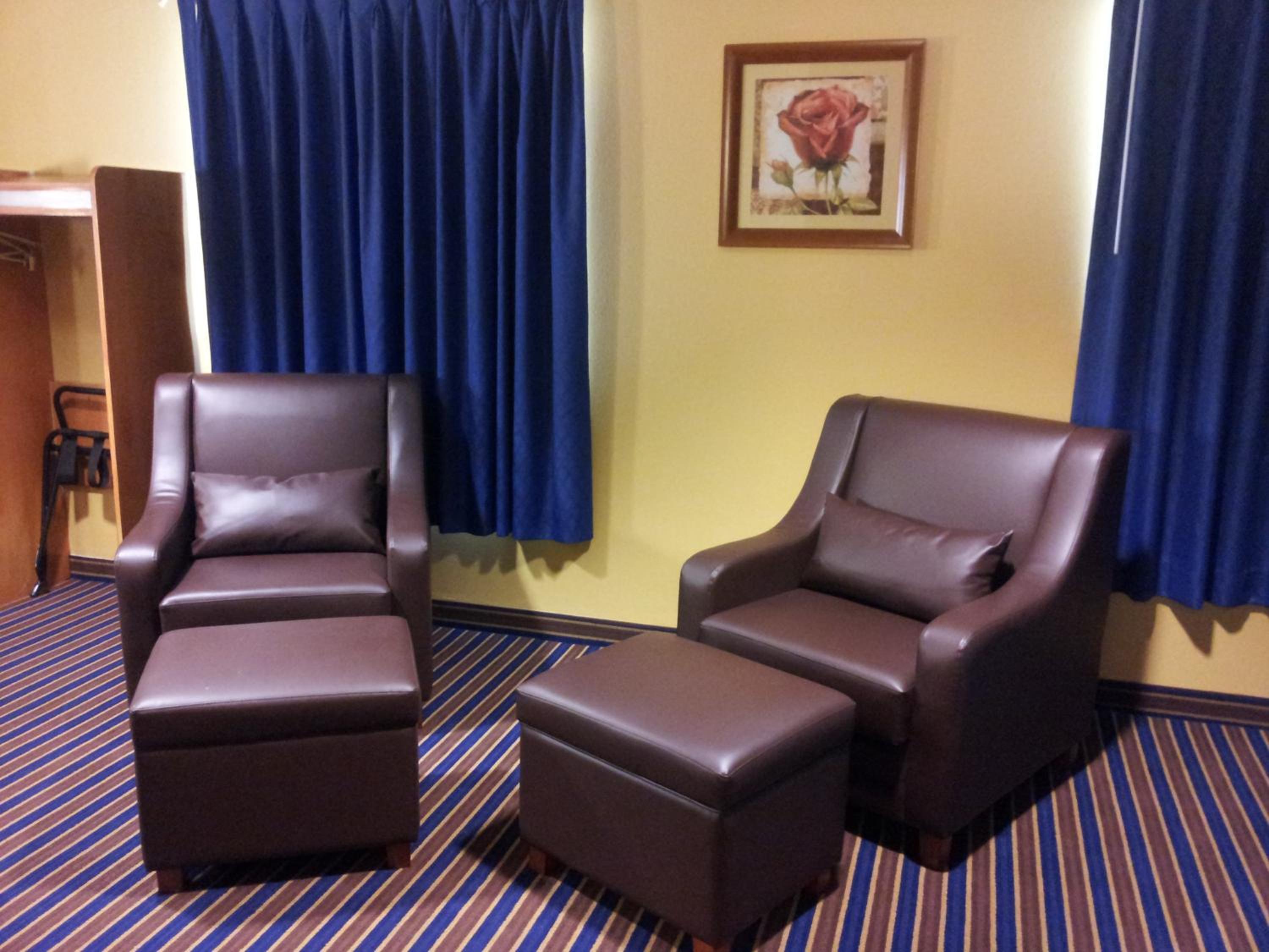 King Suite - Non-Smoking - Photo 2