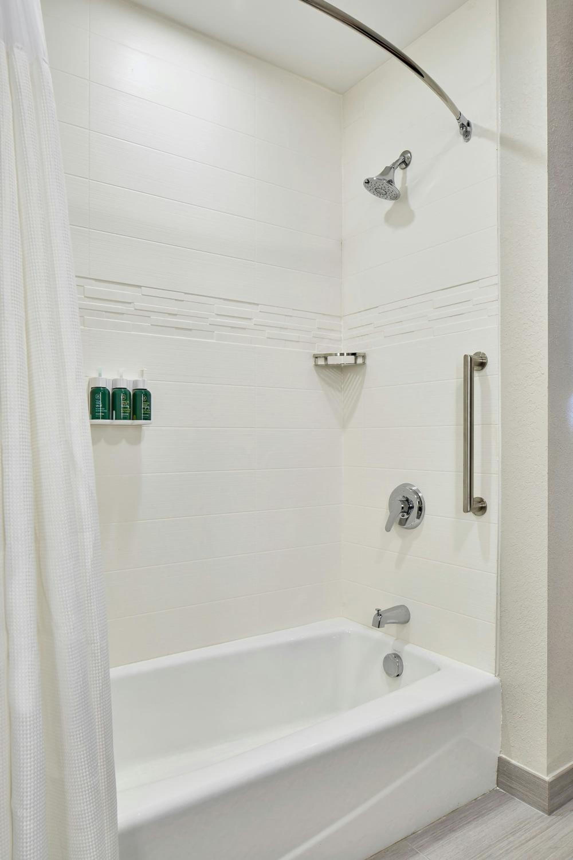 One-Bedroom King Suite with Sofa Bed - Hearing Accessible - Photo 3