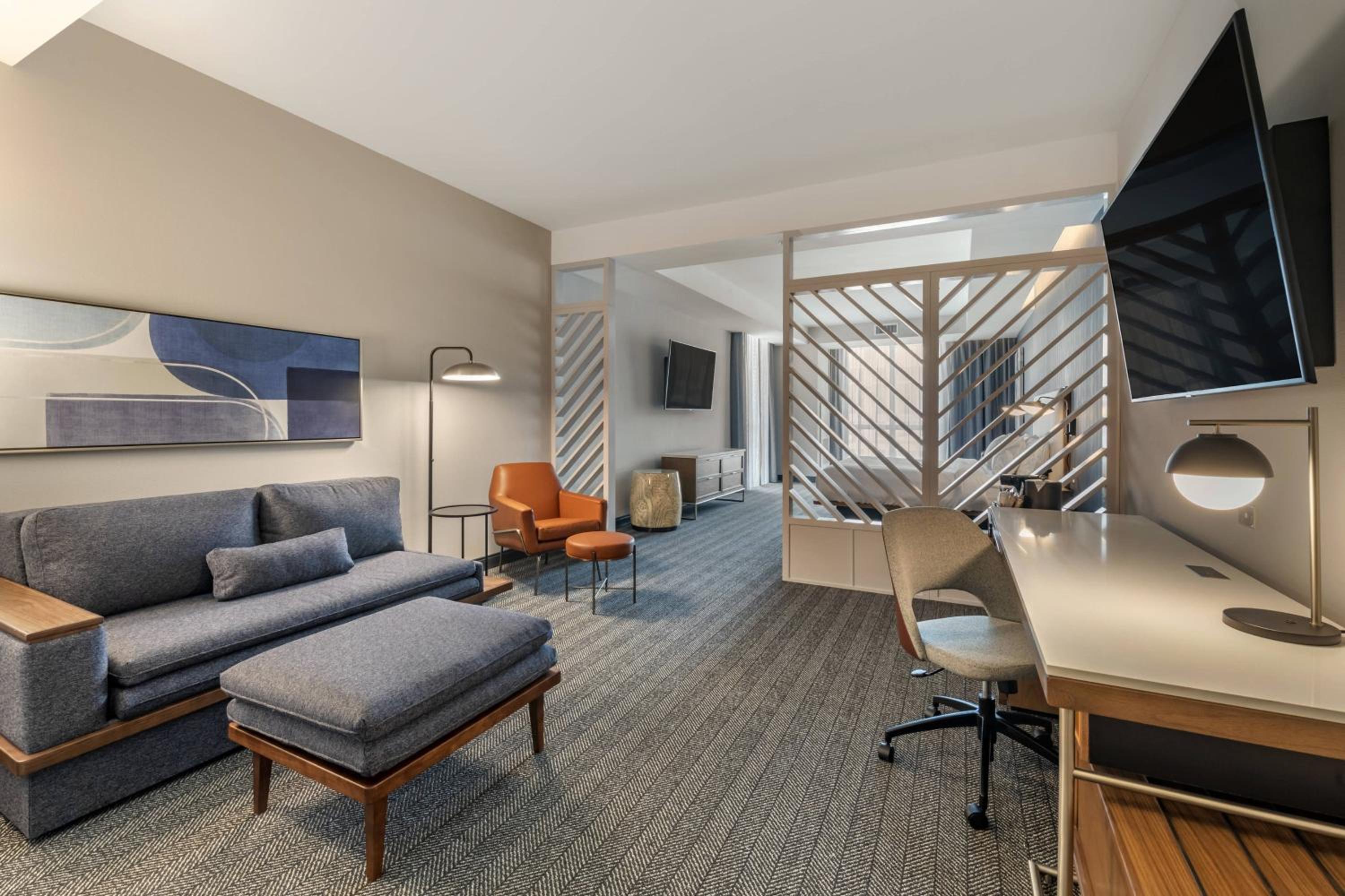 King Suite with Bathtub and Sofa Bed - Mobility Access - Photo 1