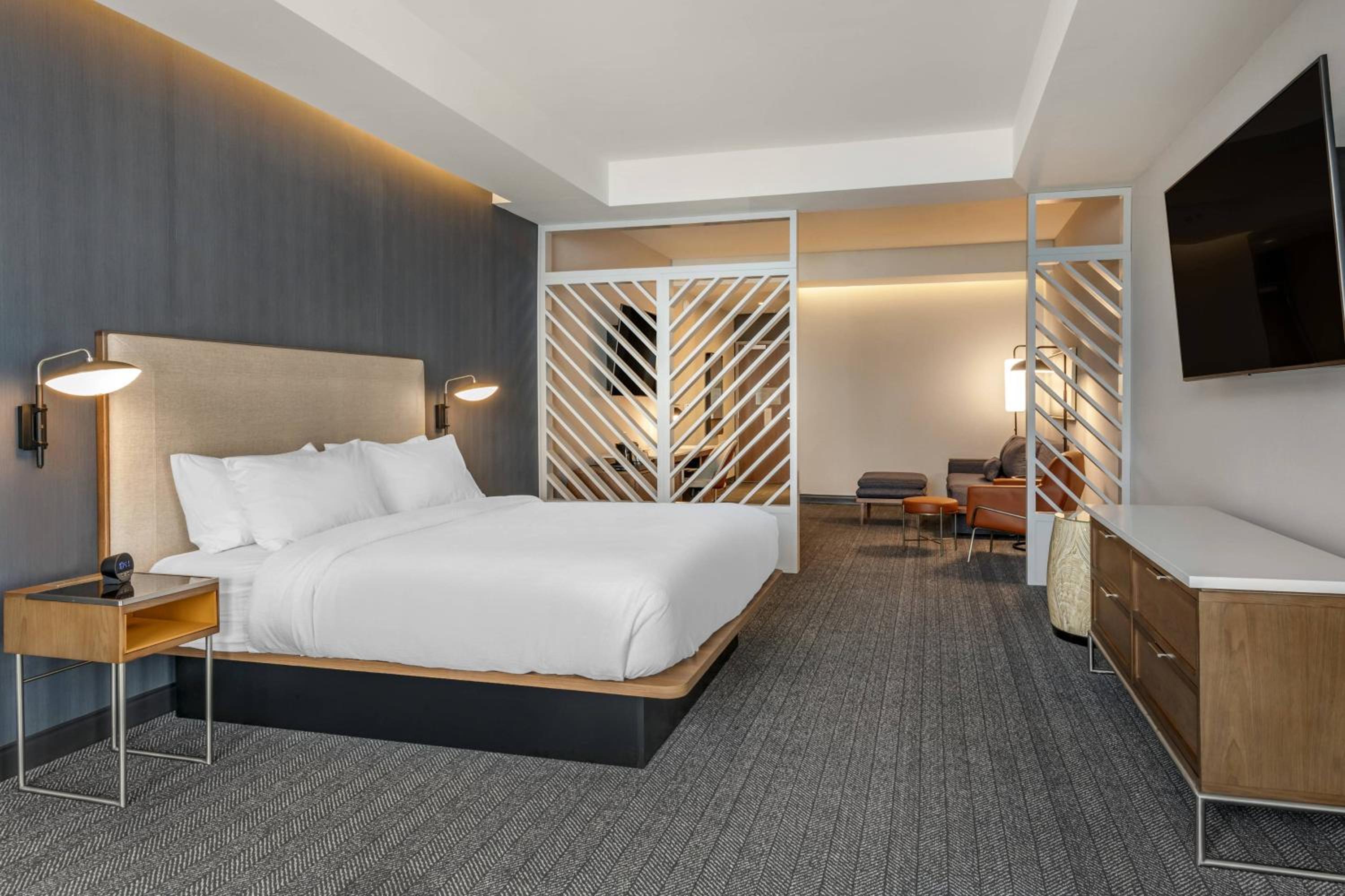 King Suite with Bathtub and Sofa Bed - Mobility Access - Photo 2