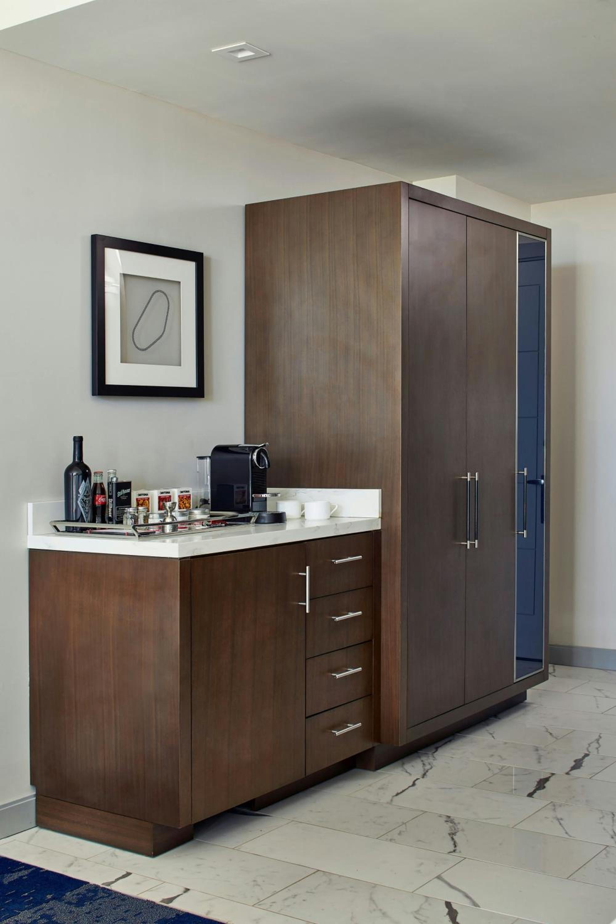 Guest room, 2 Queen, Balcony (Mobility Accessible w/Tub) - Photo 4