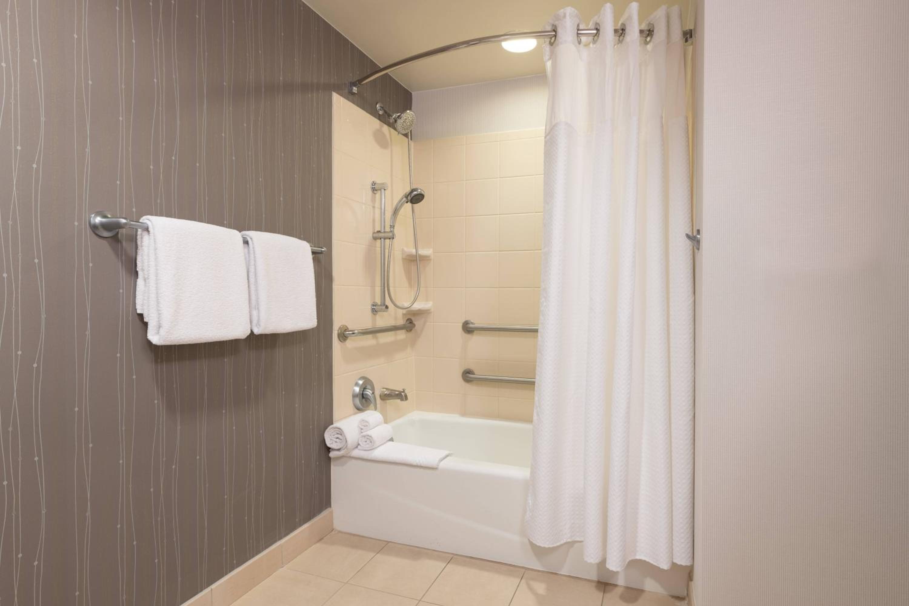 Guest room, 1 King (Mobility and Hearing Accessible w/Tub) - Photo 4