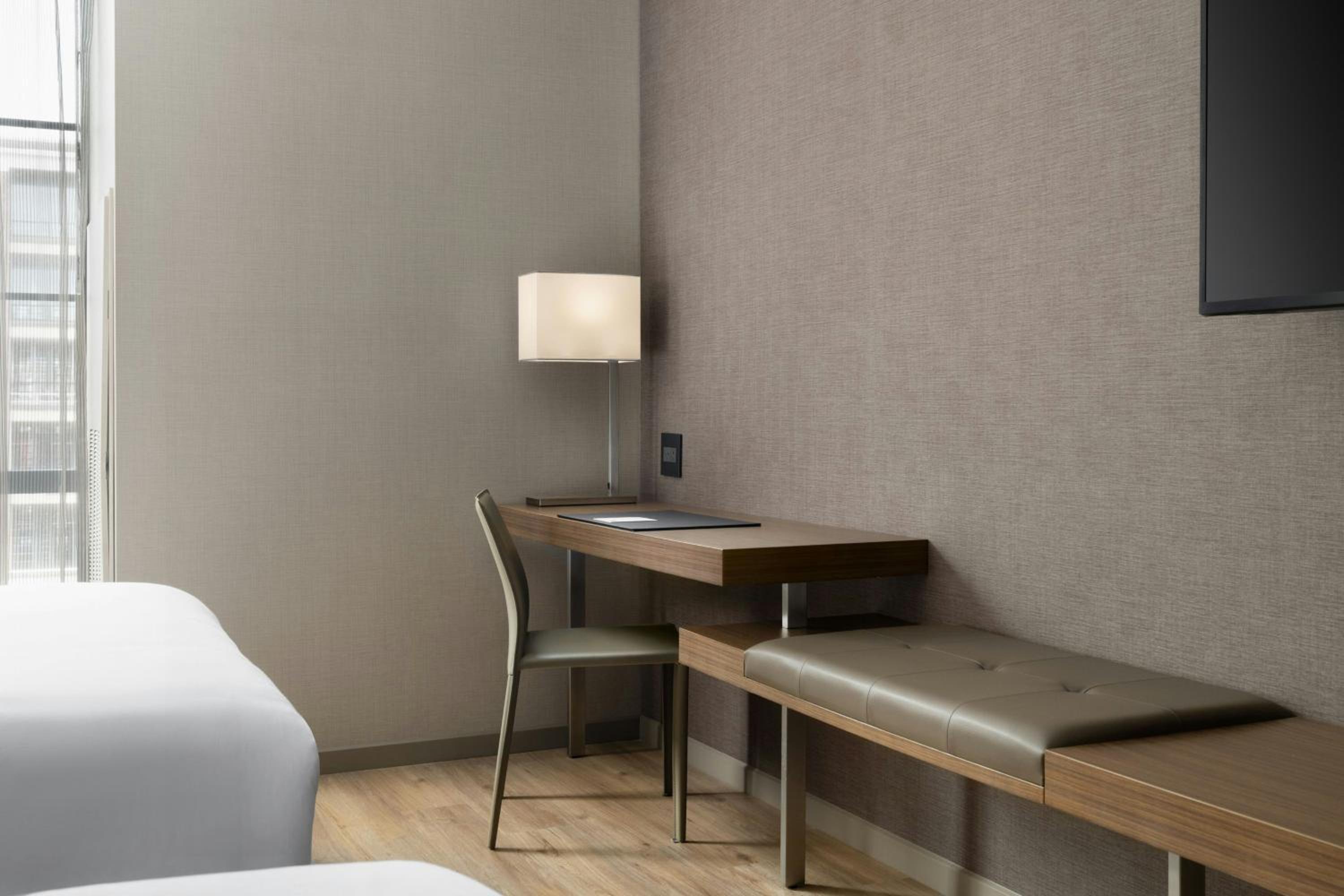 Standard Queen Room with Two Queen Beds - Hearing Accessible - Photo 4
