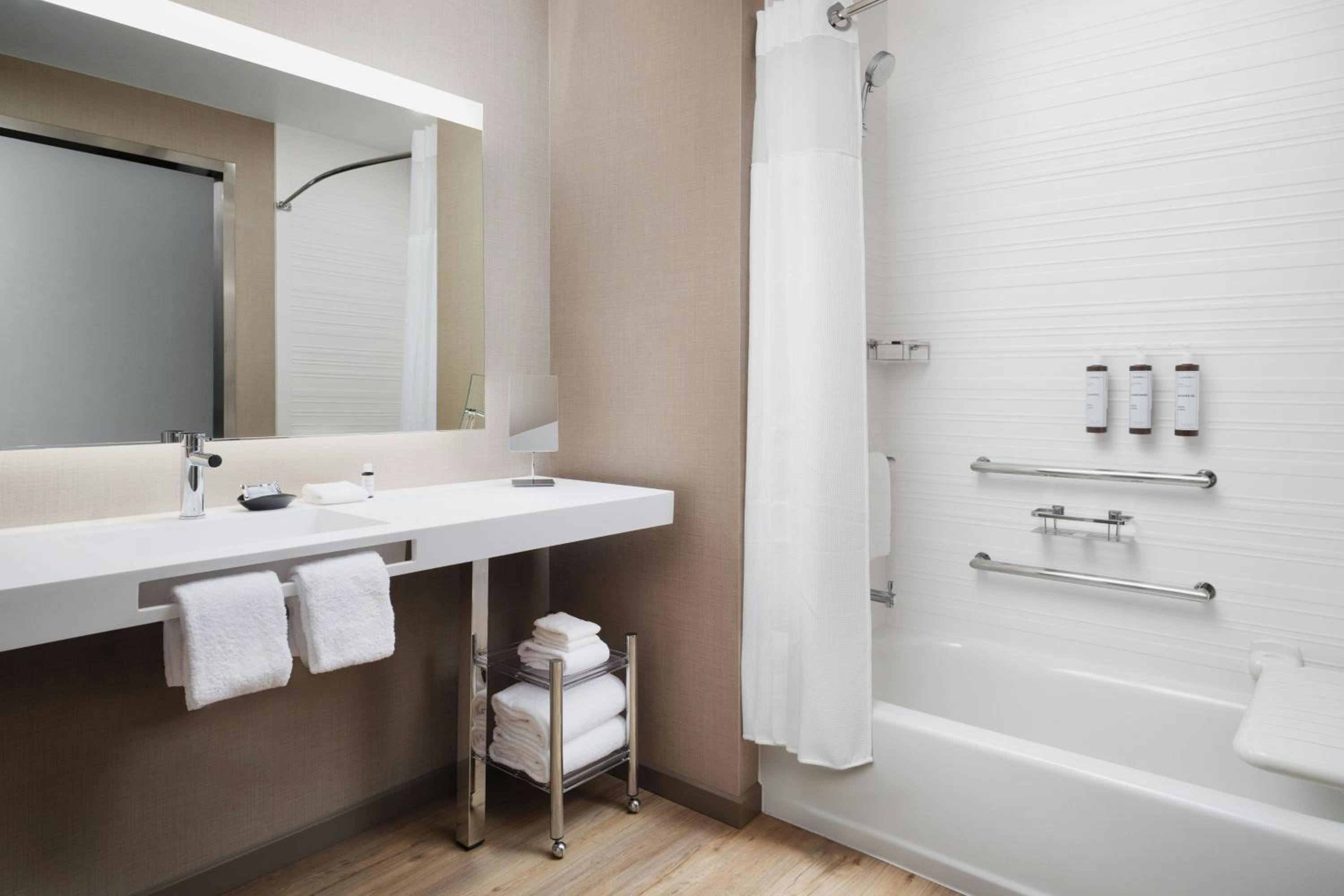 King Room with Tub - Mobility Accessible - Photo 6