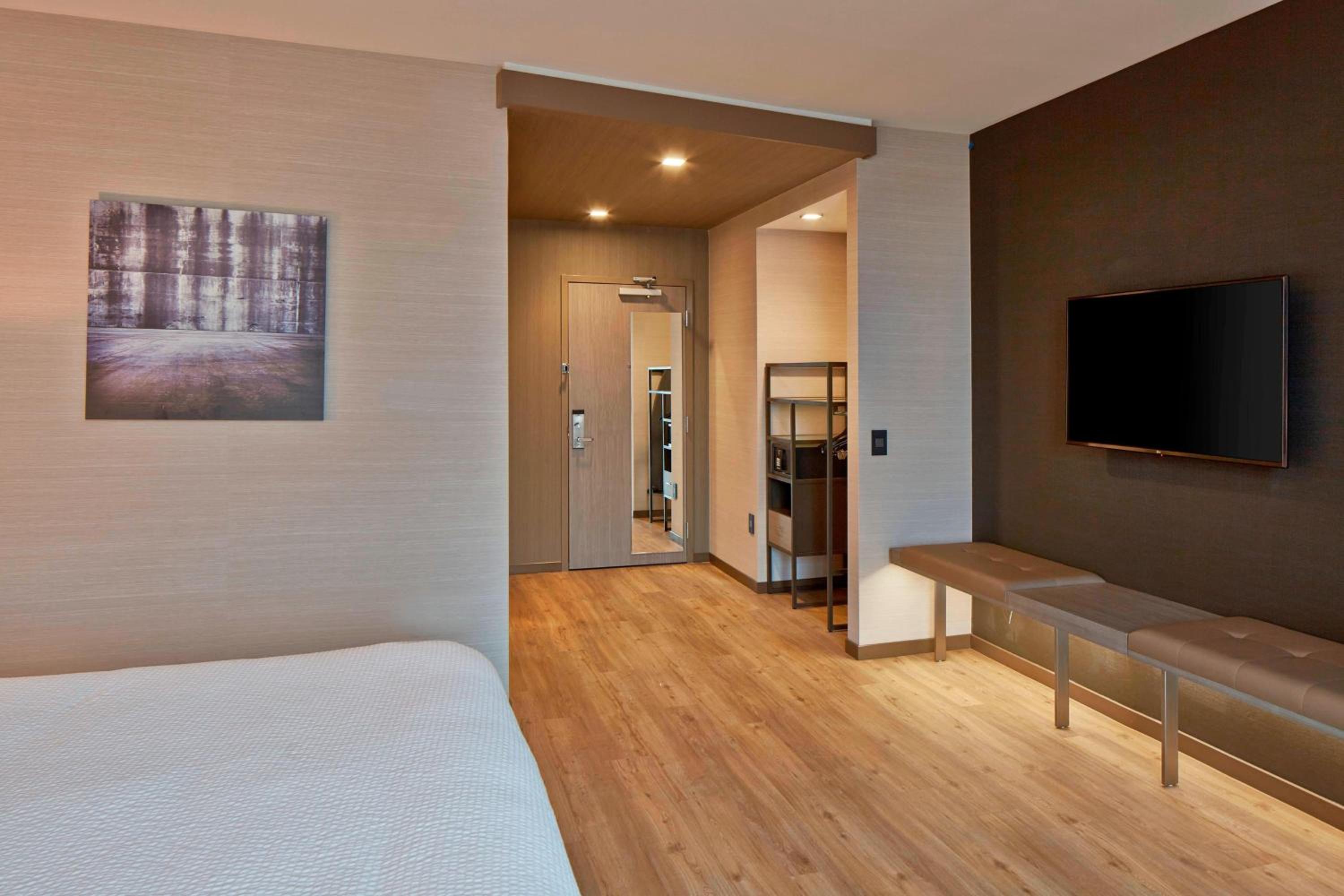 King Room with Roll-In Shower - Mobility Accessible - Photo 5