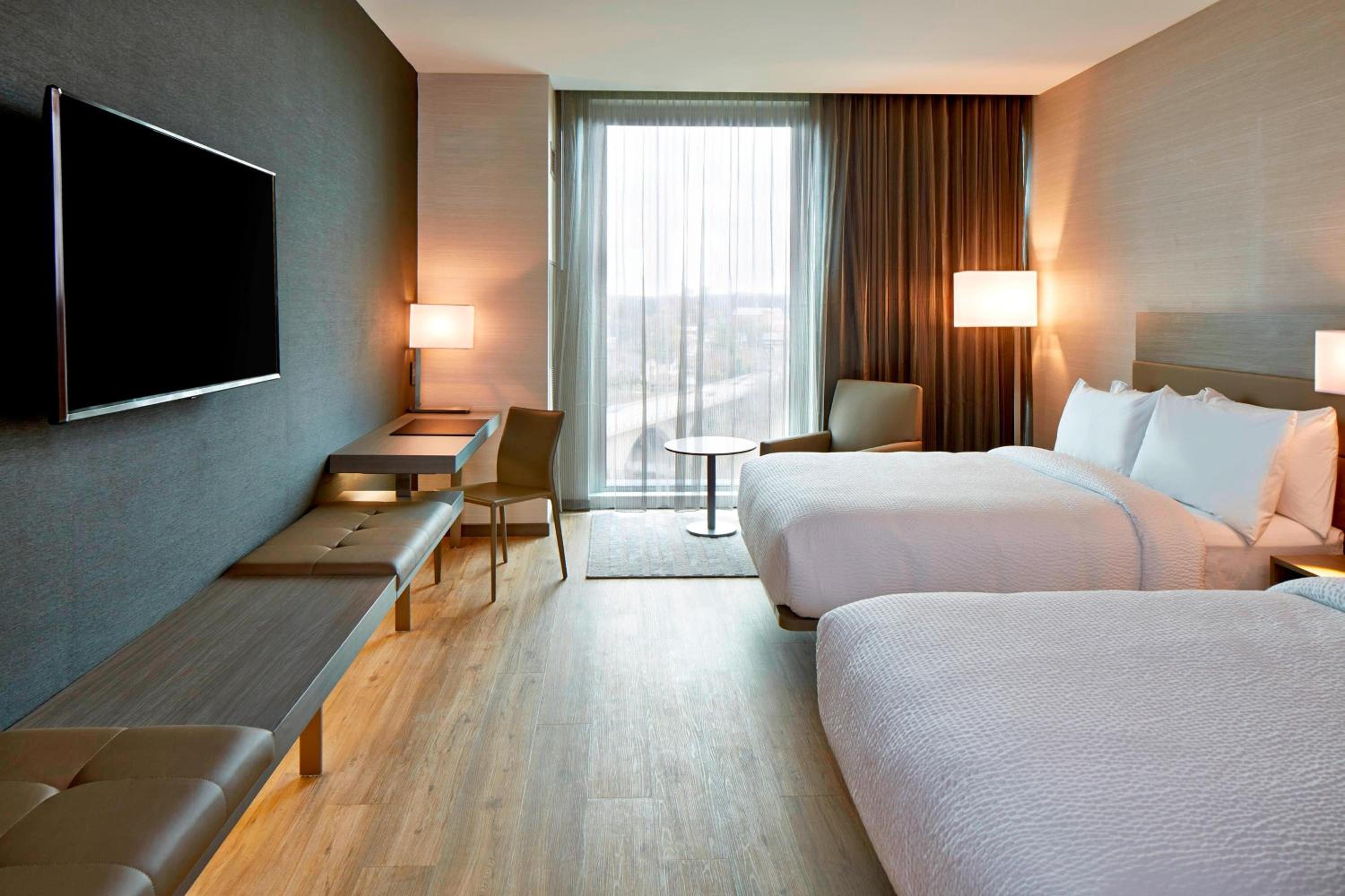 Double Room with Two Double Beds and Roll-In Shower - Mobility Access/Hearing Accessible - Photo 2