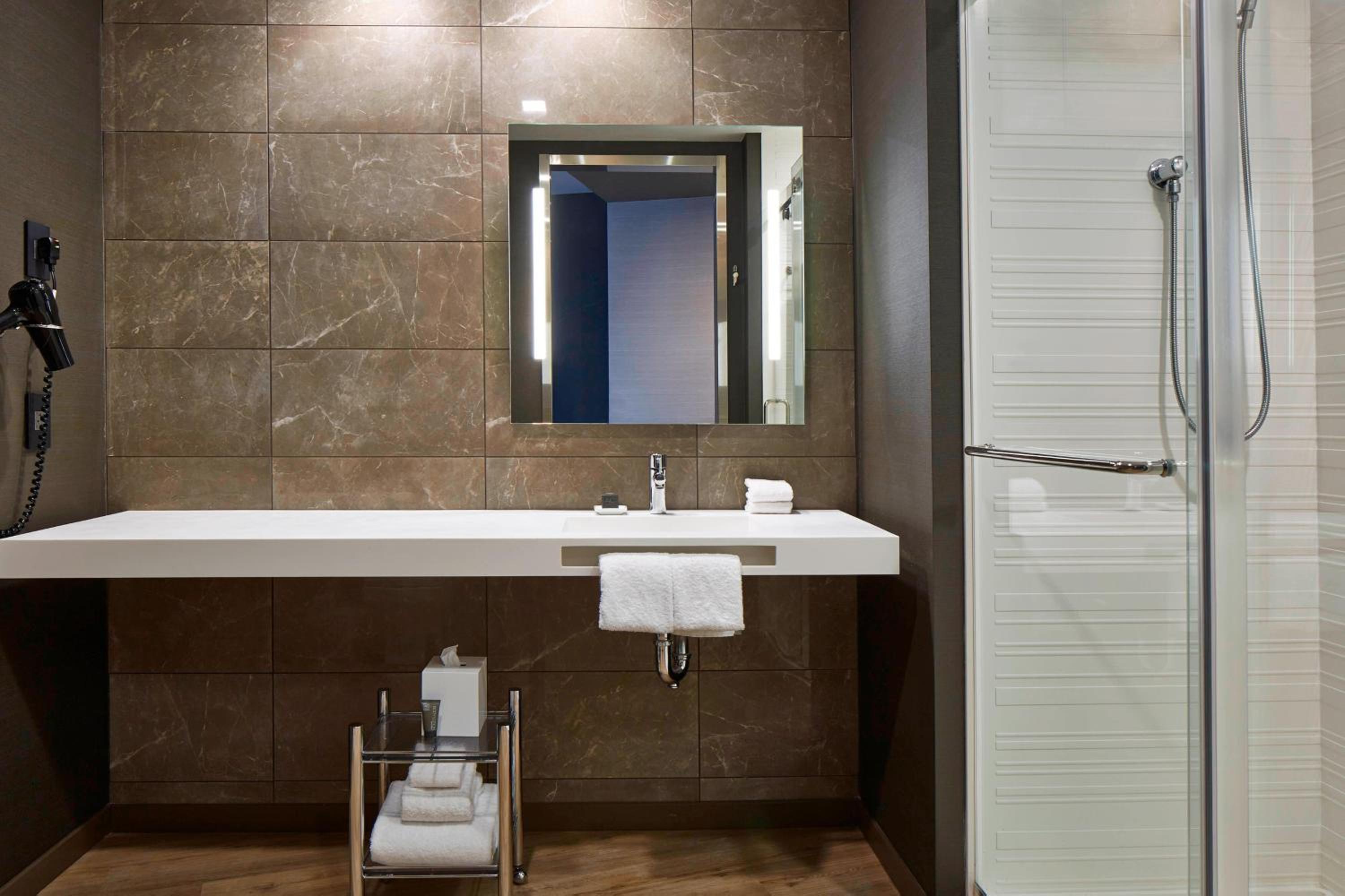 King Room with Roll-In Shower - Mobility Accessible - Photo 1