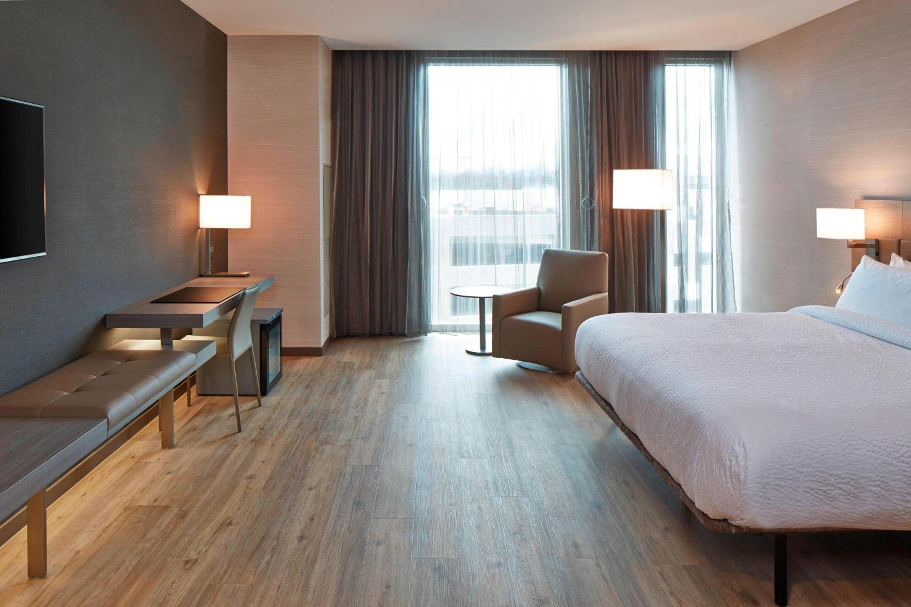 King Room with Roll-In Shower - Mobility Accessible - Photo 3