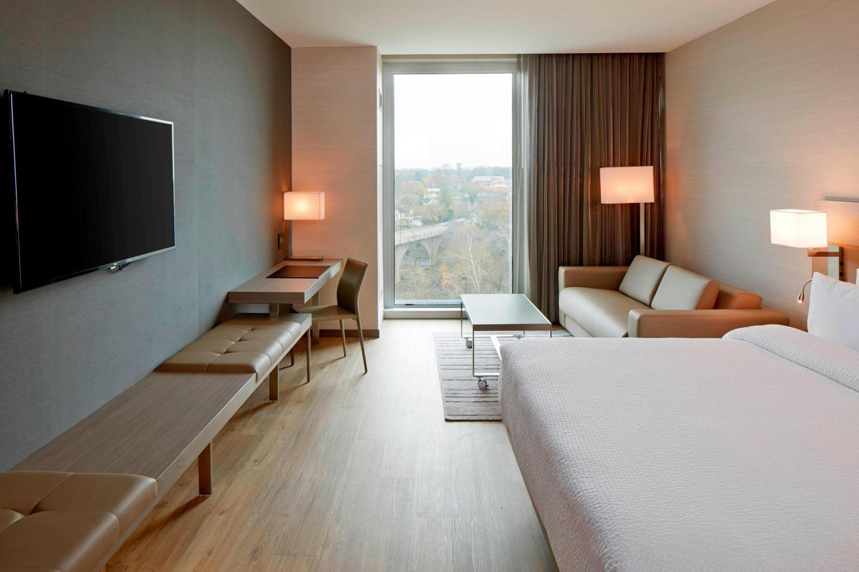 King Room with River View and Sofa Bed - Hearing Accessible - Photo 1
