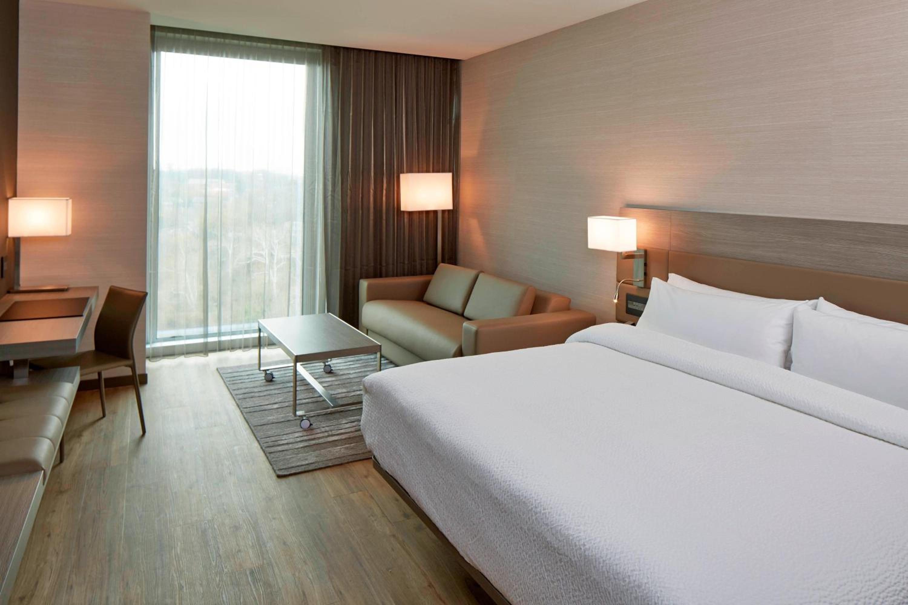 King Room with Roll-In Shower - Mobility Accessible - Photo 2
