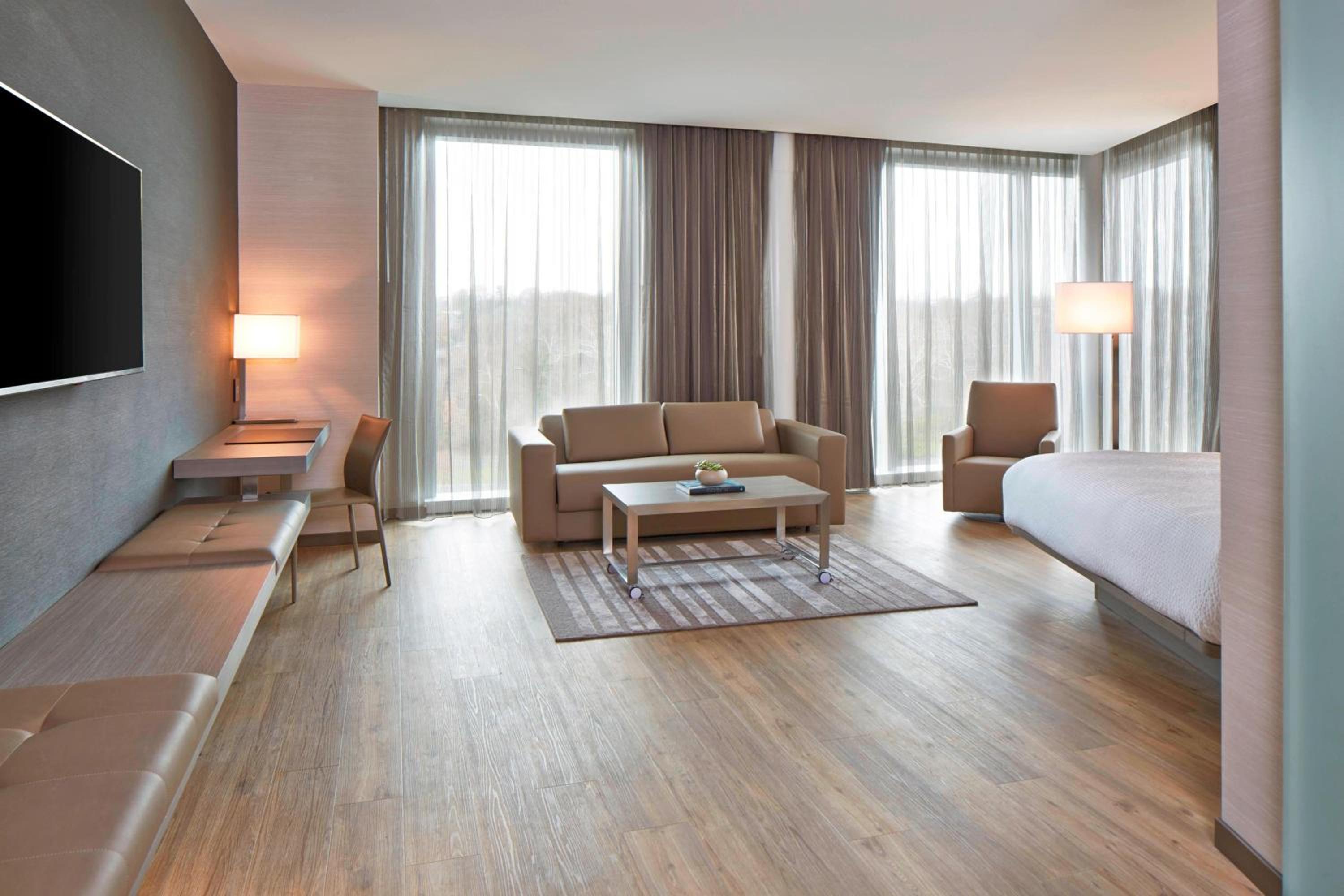 King Room with River View, Roll-In Shower and Sofa Bed - Mobility Access