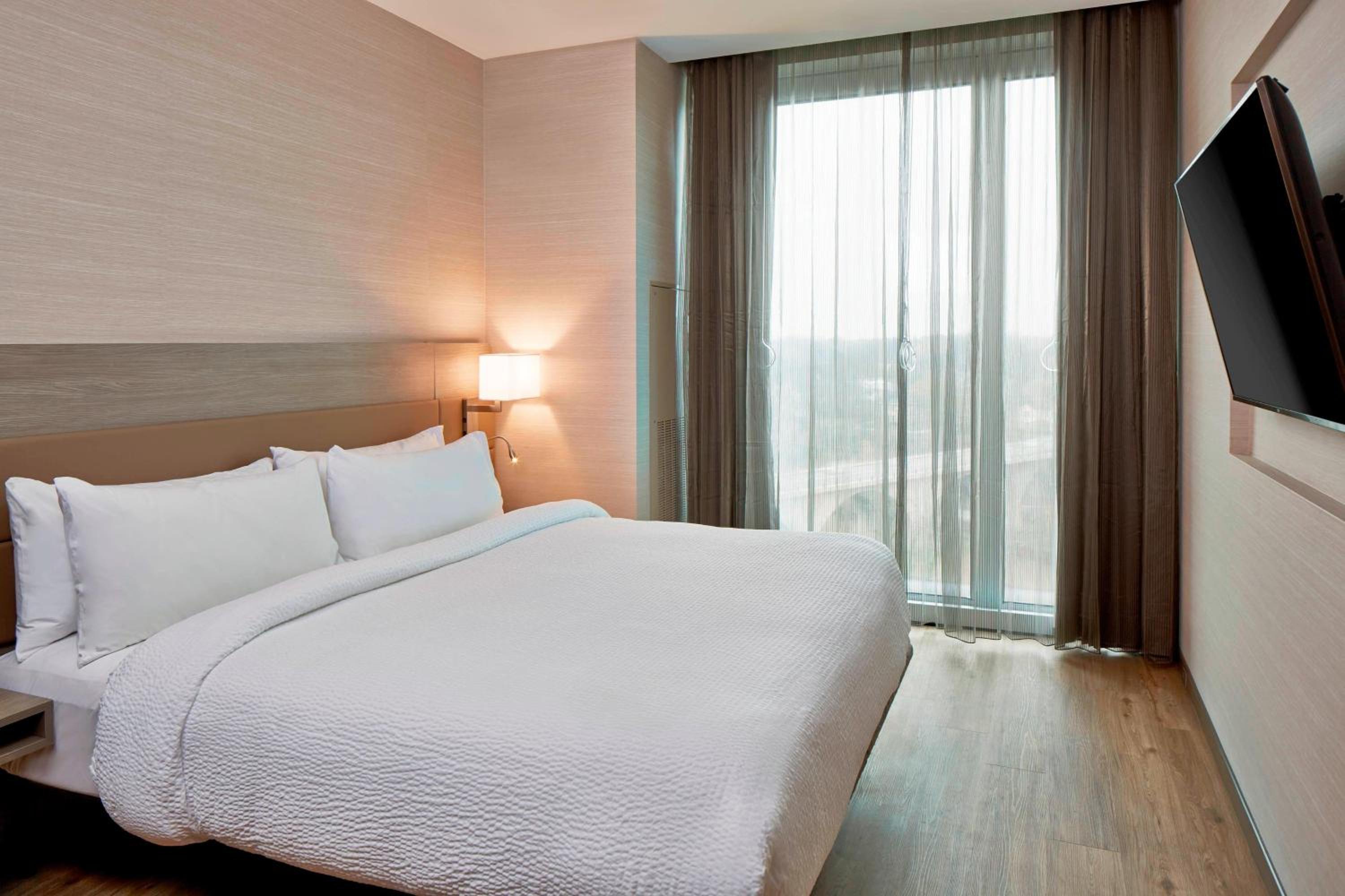 King Suite with River View, Roll-In Shower and Sofa Bed - Mobility Access photo 2