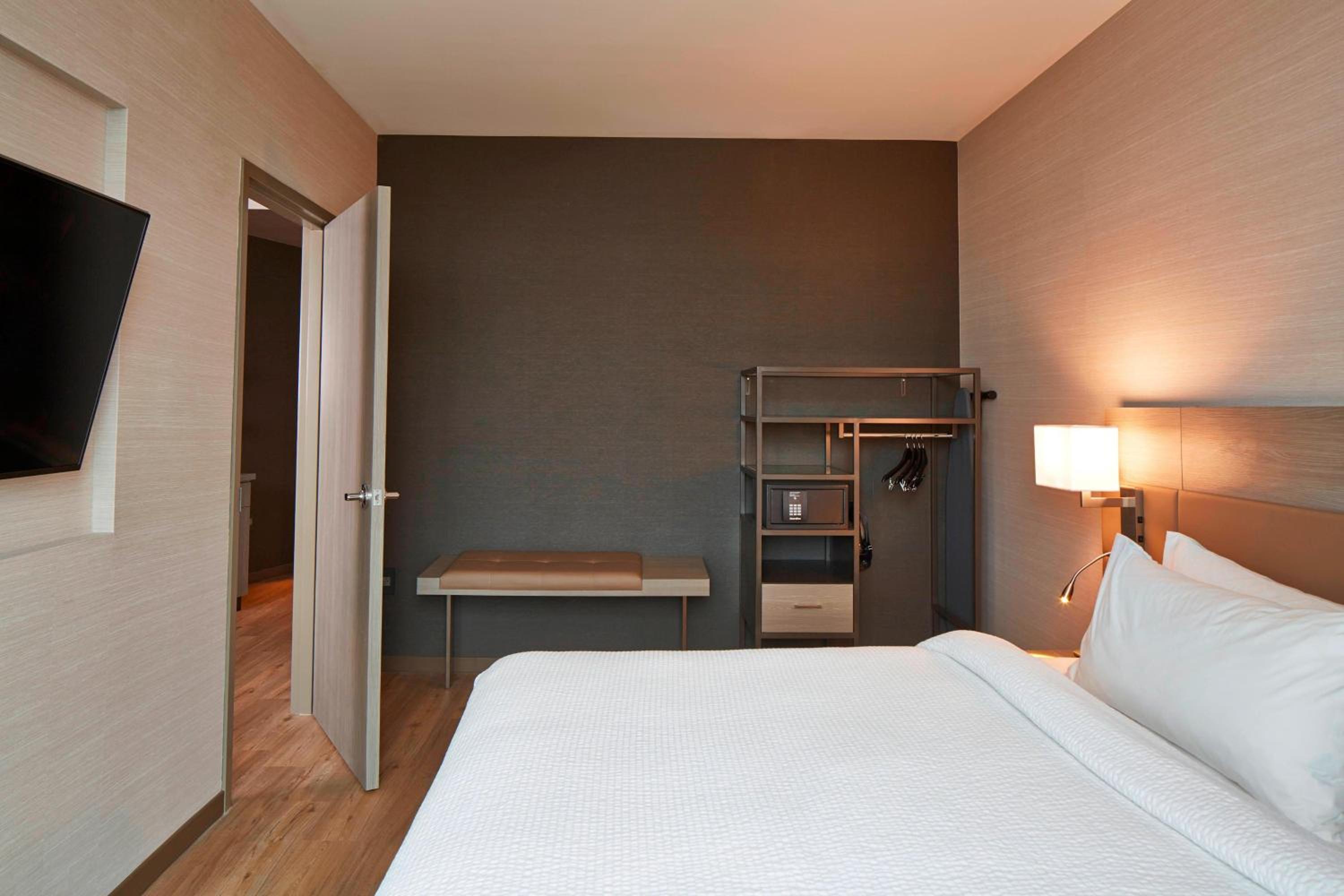 King Suite with River View, Roll-In Shower and Sofa Bed - Mobility Access photo 1