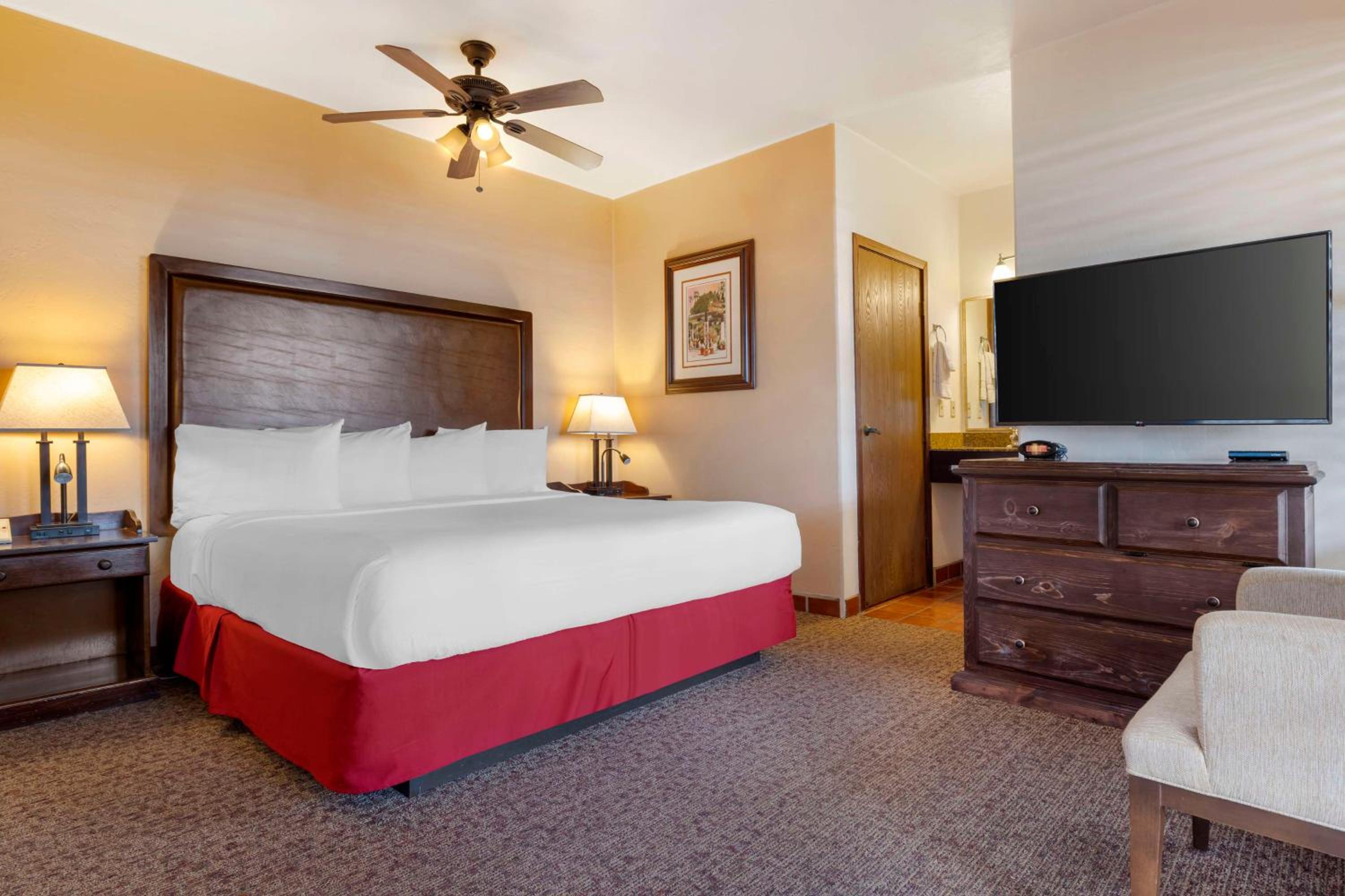 Two-Room King Room with Kitchenette - Non-Smoking - Photo 1