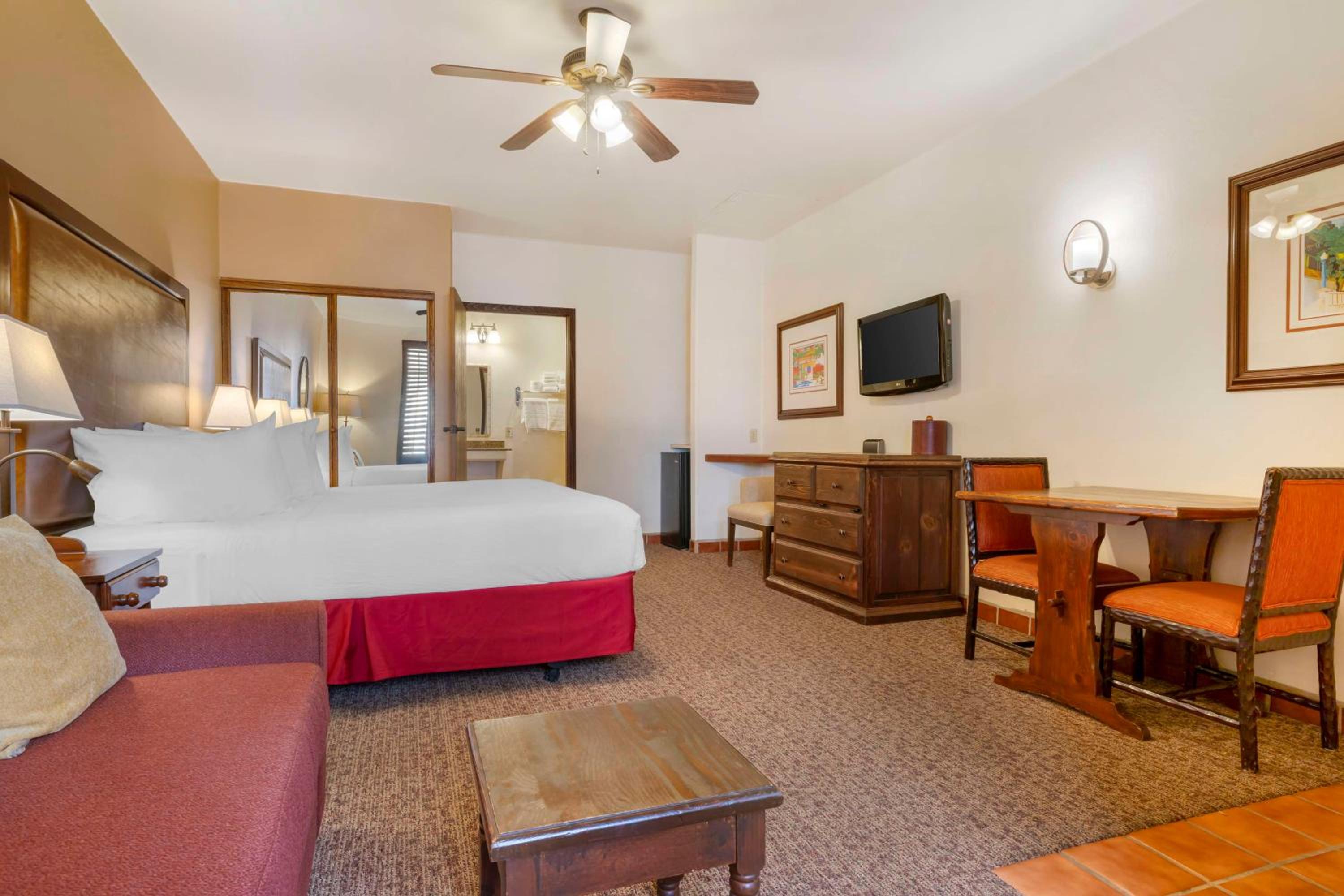 Queen Room with Sofa Bed and City View - Non-Smoking - Photo 2