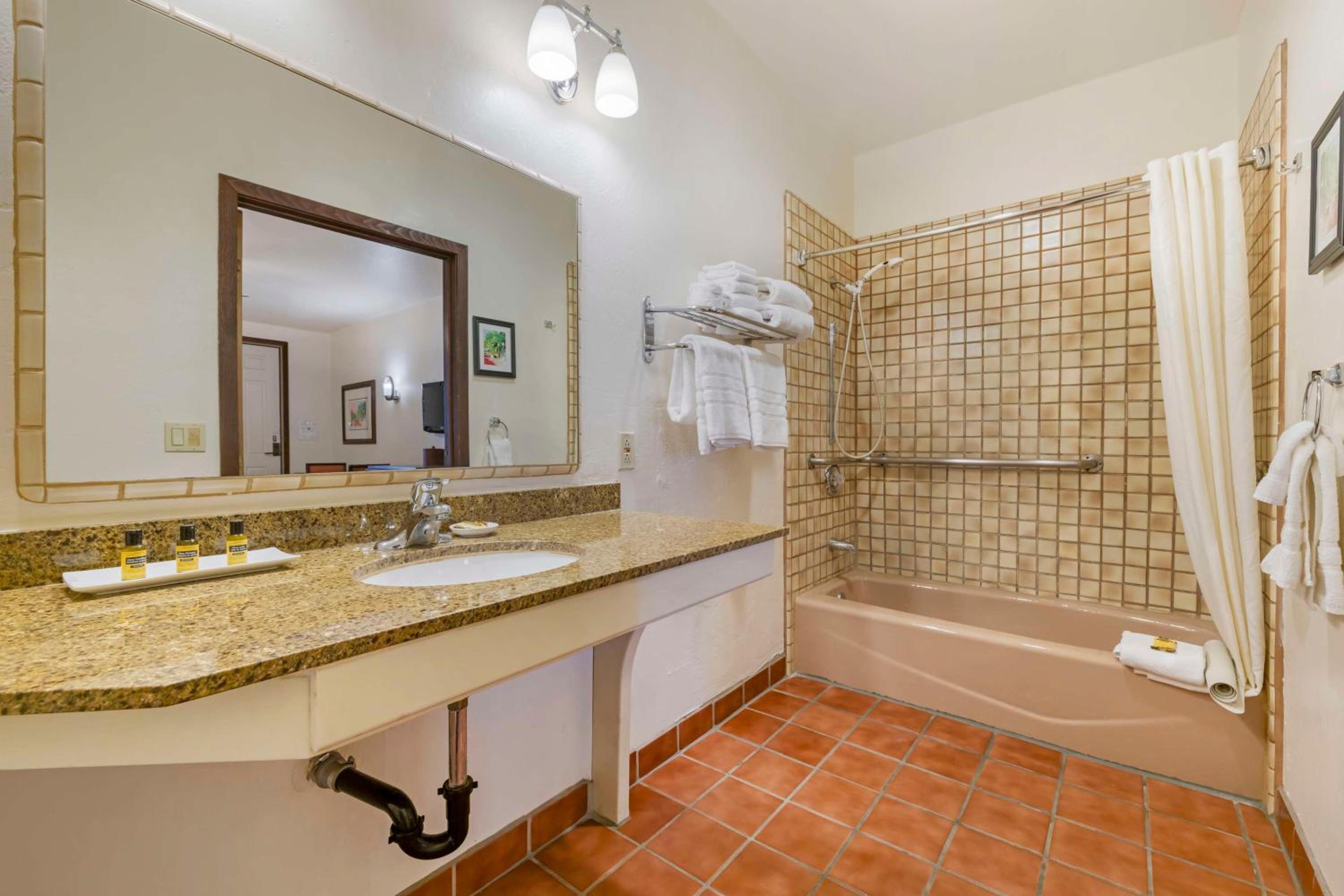 Two-Room King Room with Kitchenette - Non-Smoking - Photo 3