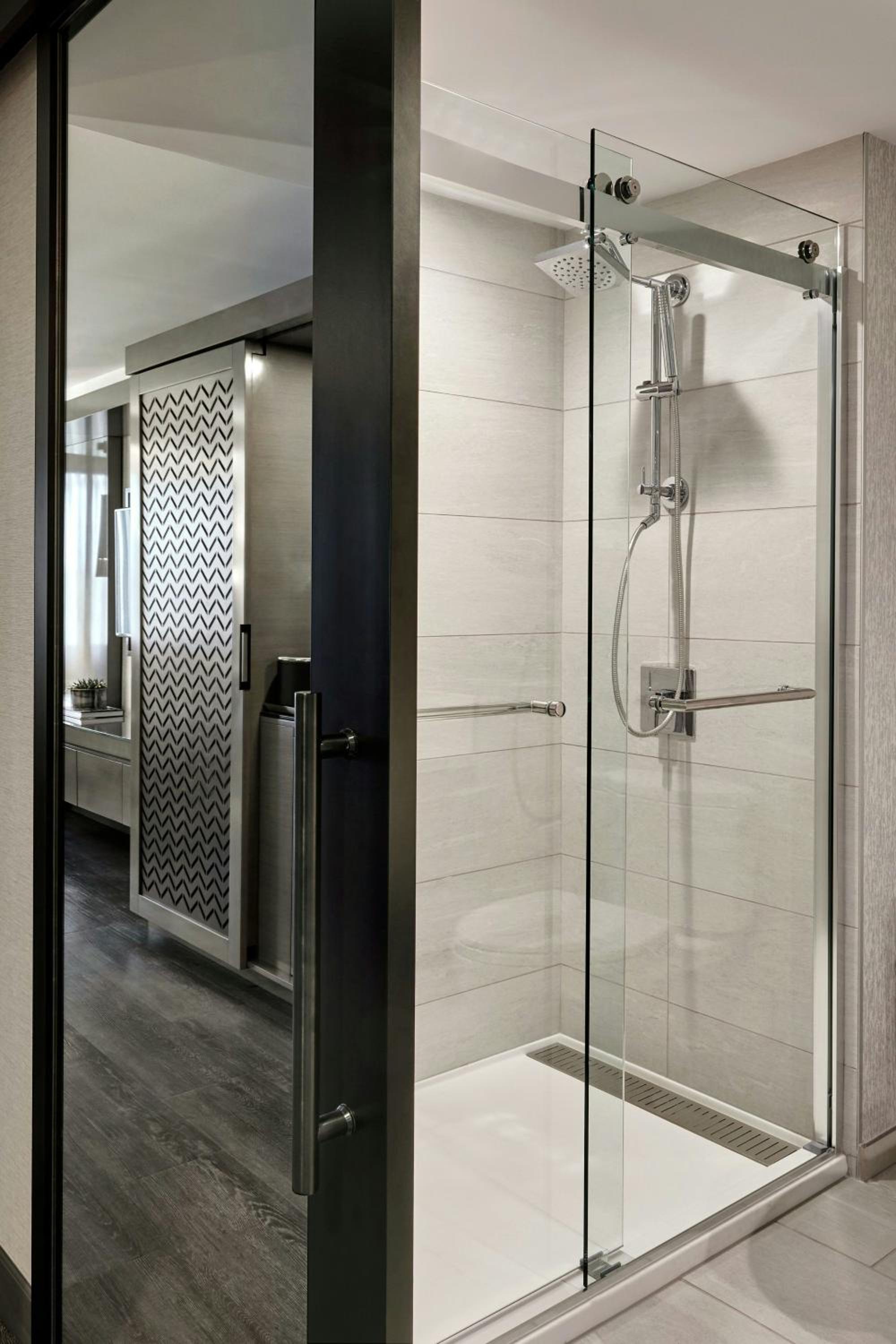 Guest Room with Tub and City View - Mobility/Hearing Accessible - Photo 5