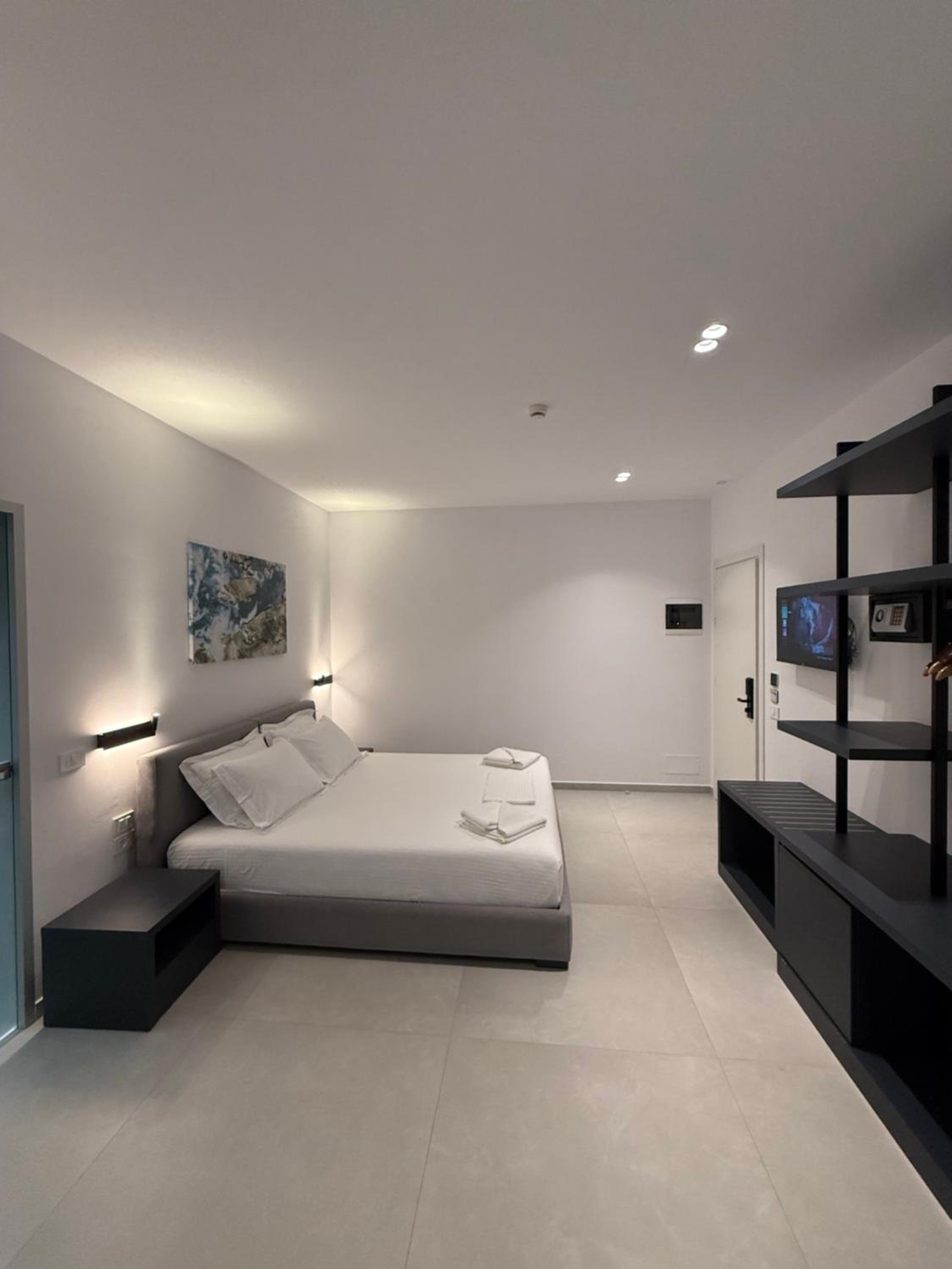 Deluxe Double Room (2 Adults + 1 Child) photo 2