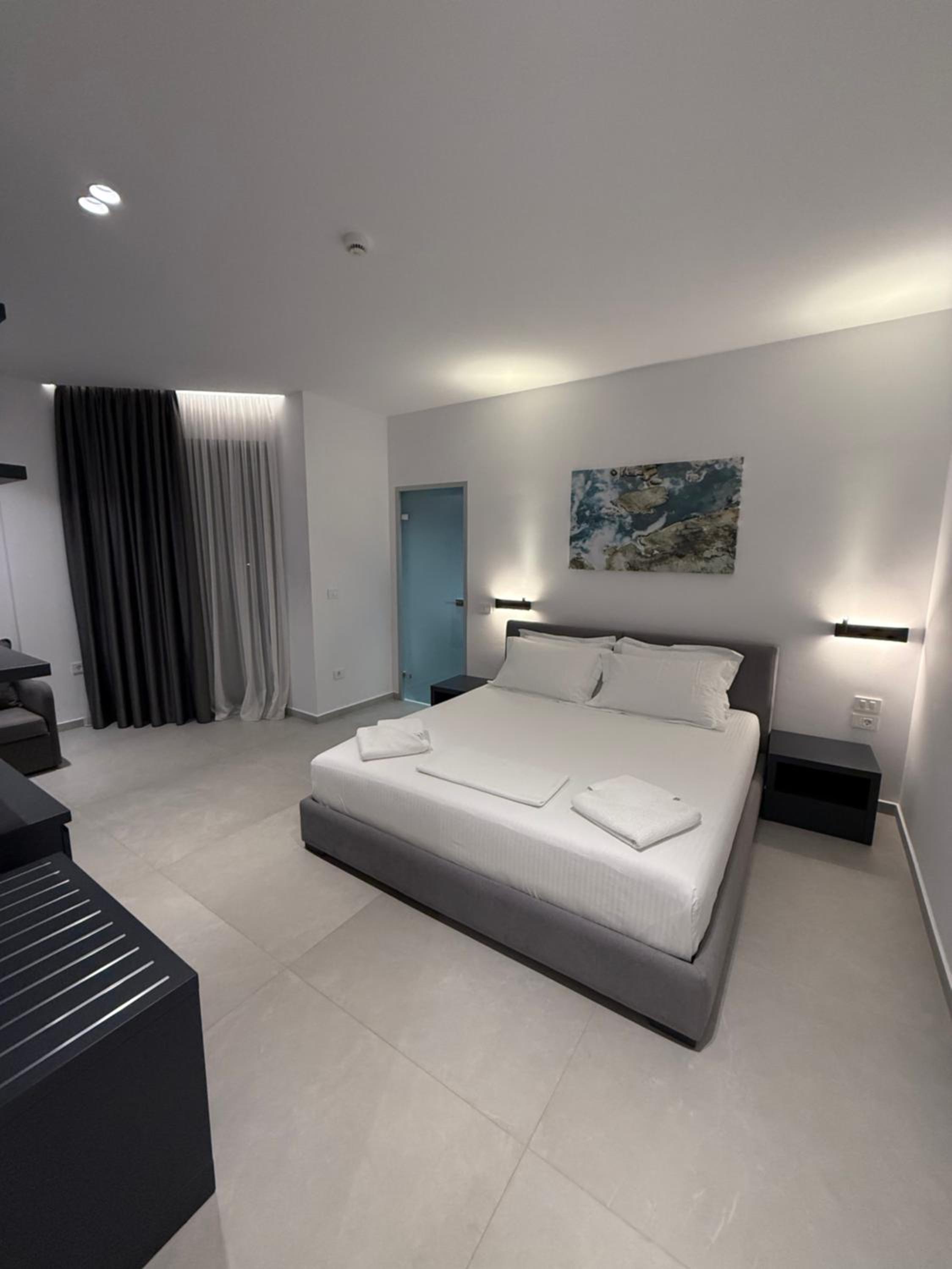 Deluxe Double Room (2 Adults + 1 Child) photo 1