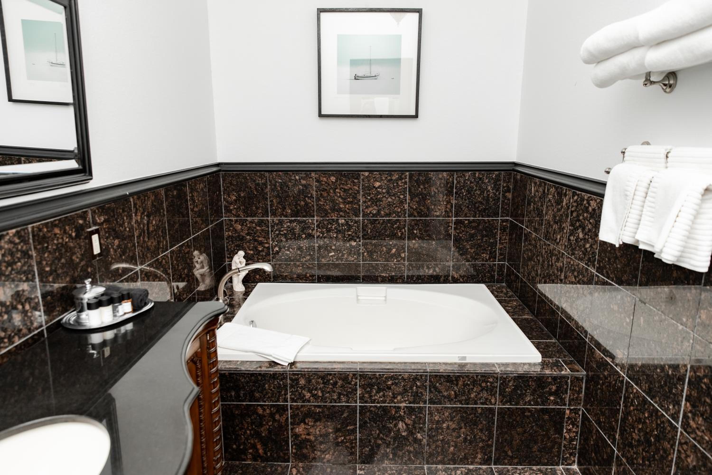 Executive Suite - Photo 5