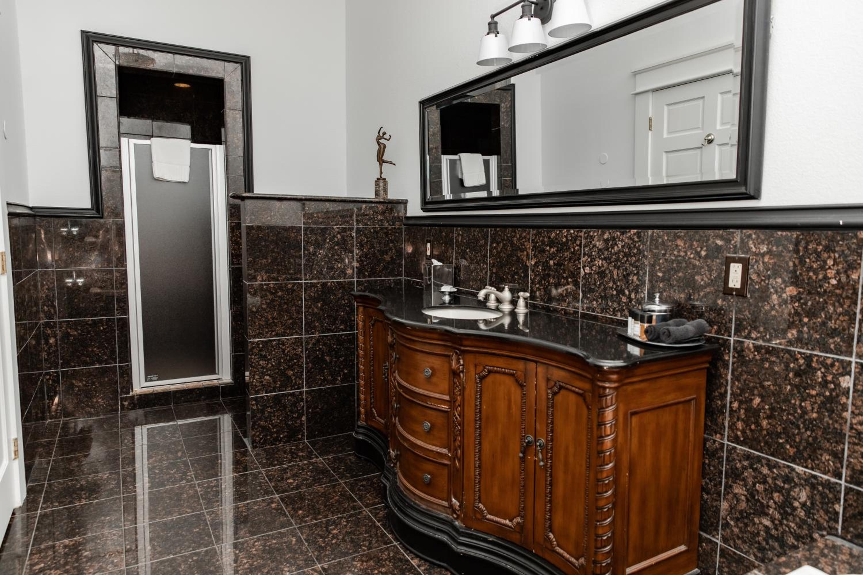 Executive Suite - Photo 4
