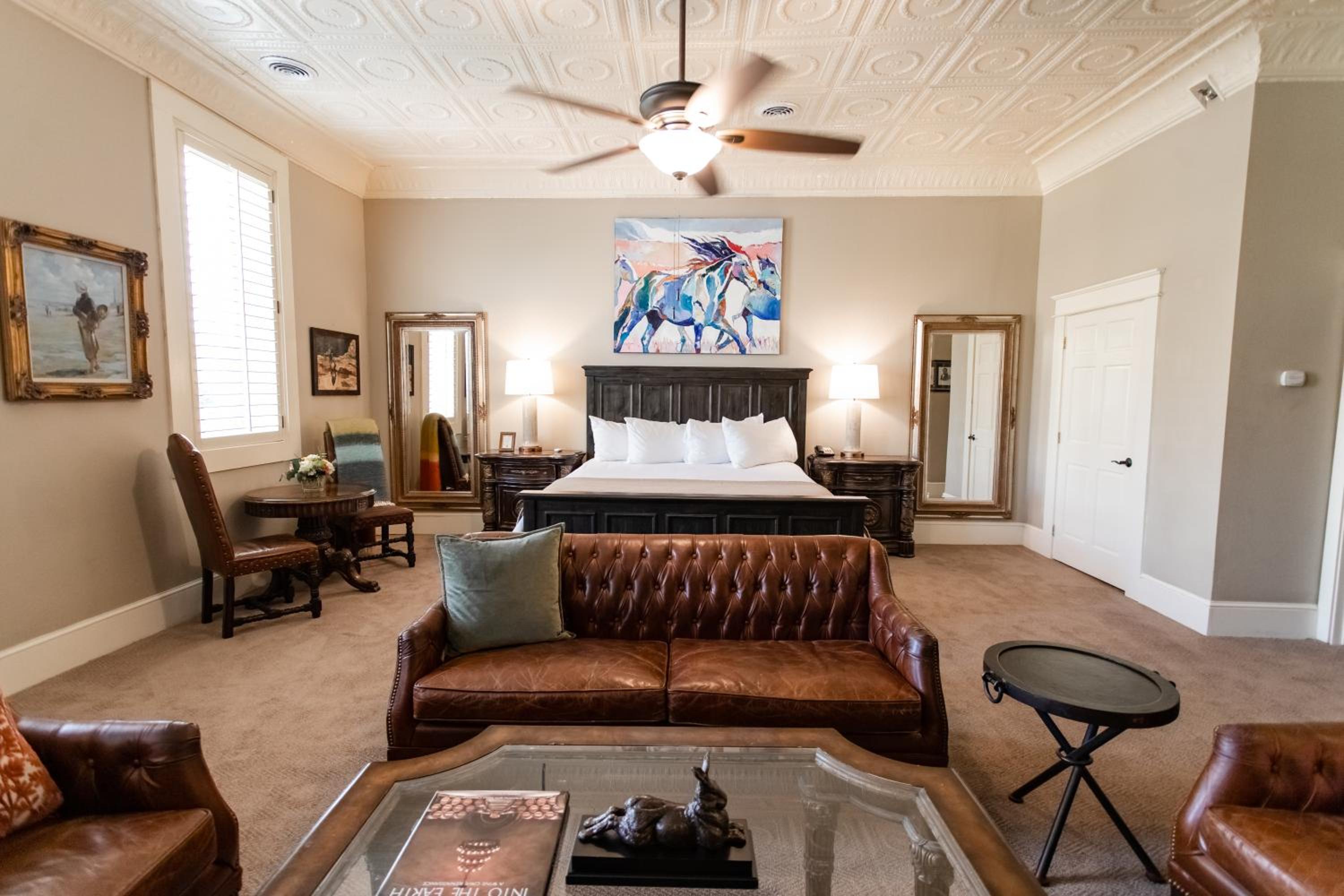 Executive Suite - Photo 1