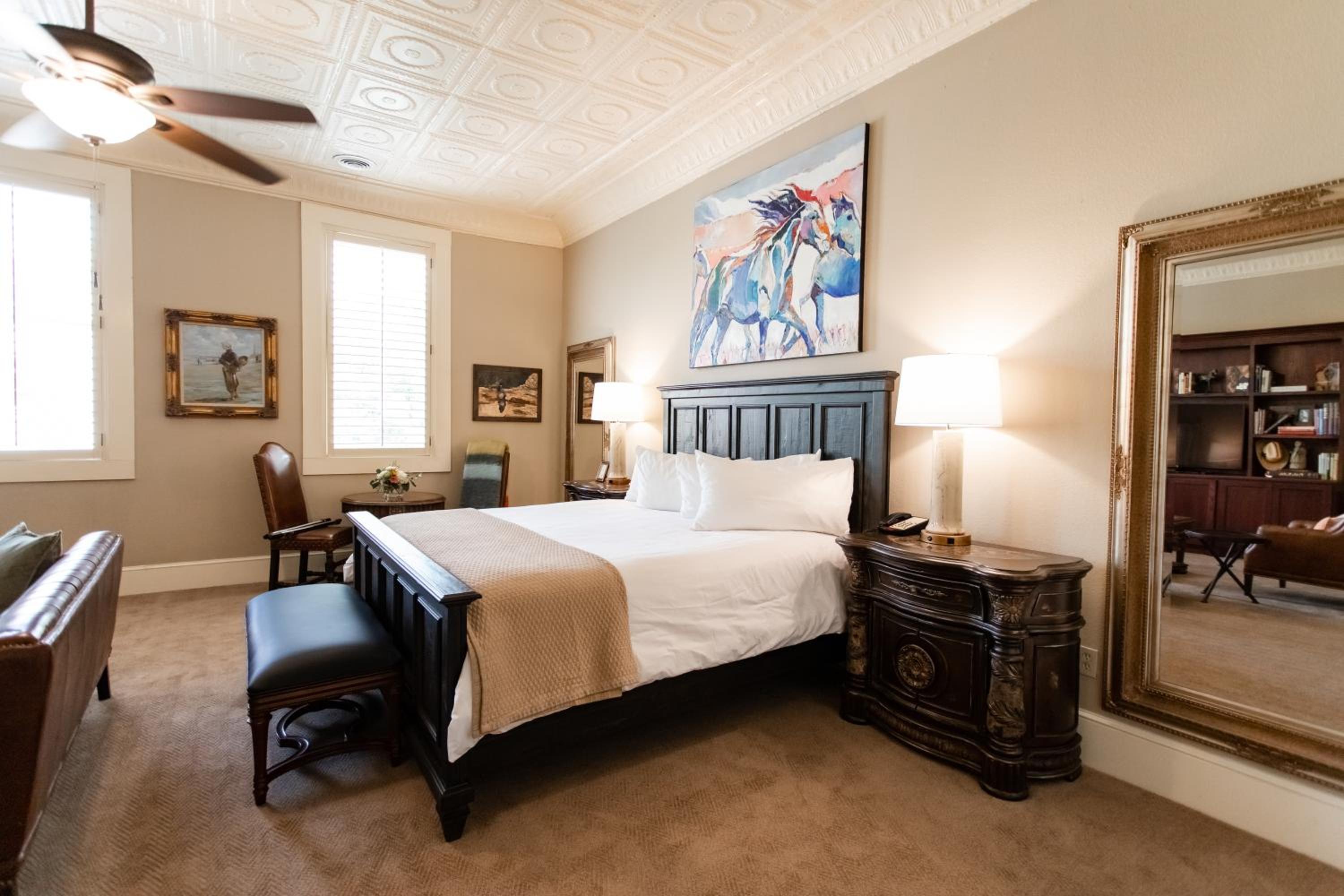 Executive Suite - Photo 2