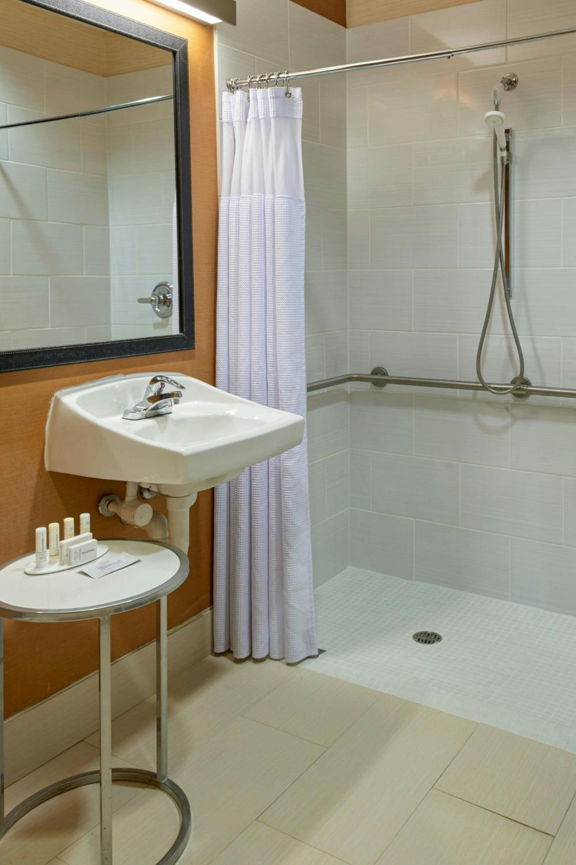 Queen Room with Two Queen Beds and Adapted Tub - Mobility and Hearing Accessible - Photo 5