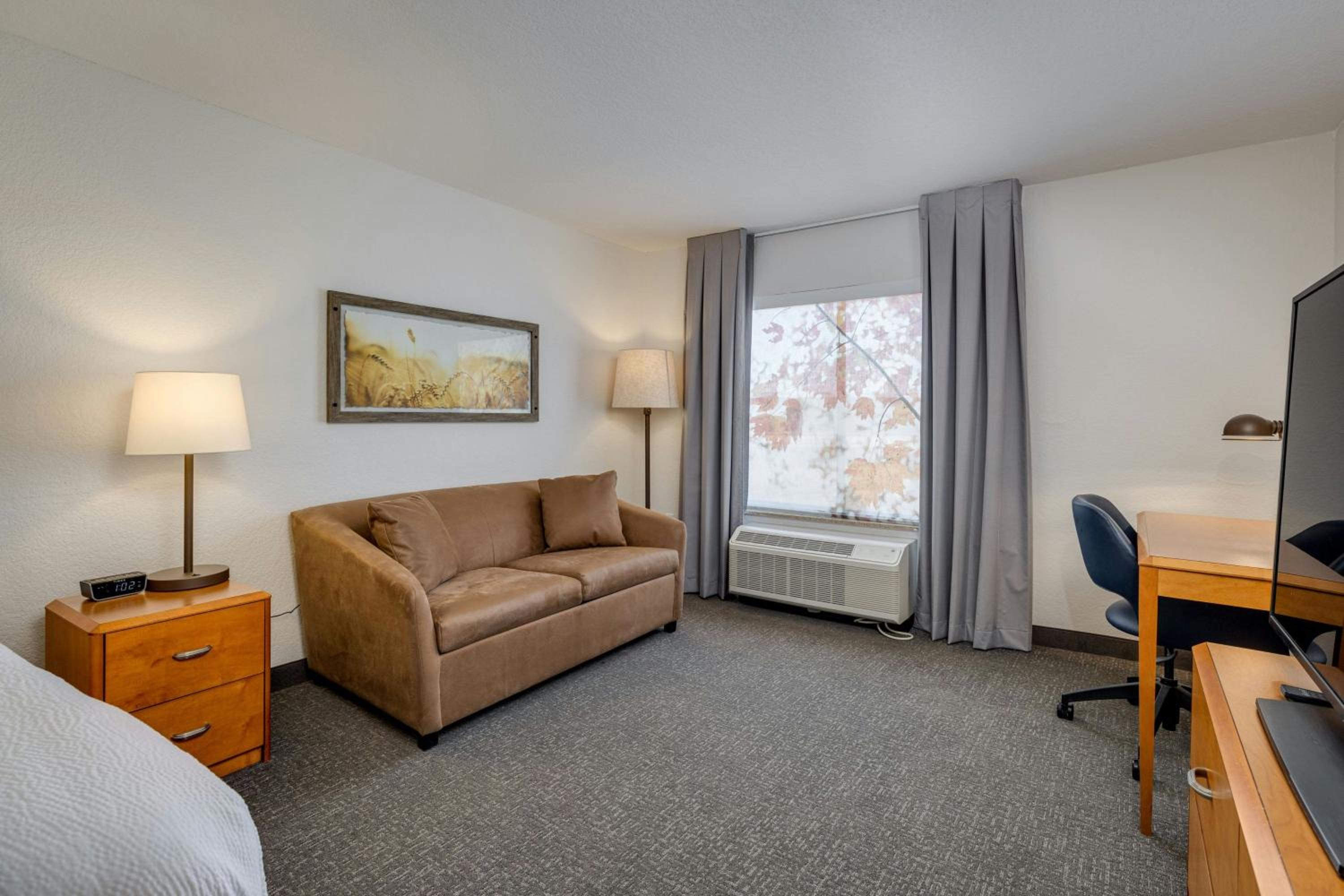 King Room with Sofa Bed - Photo 1
