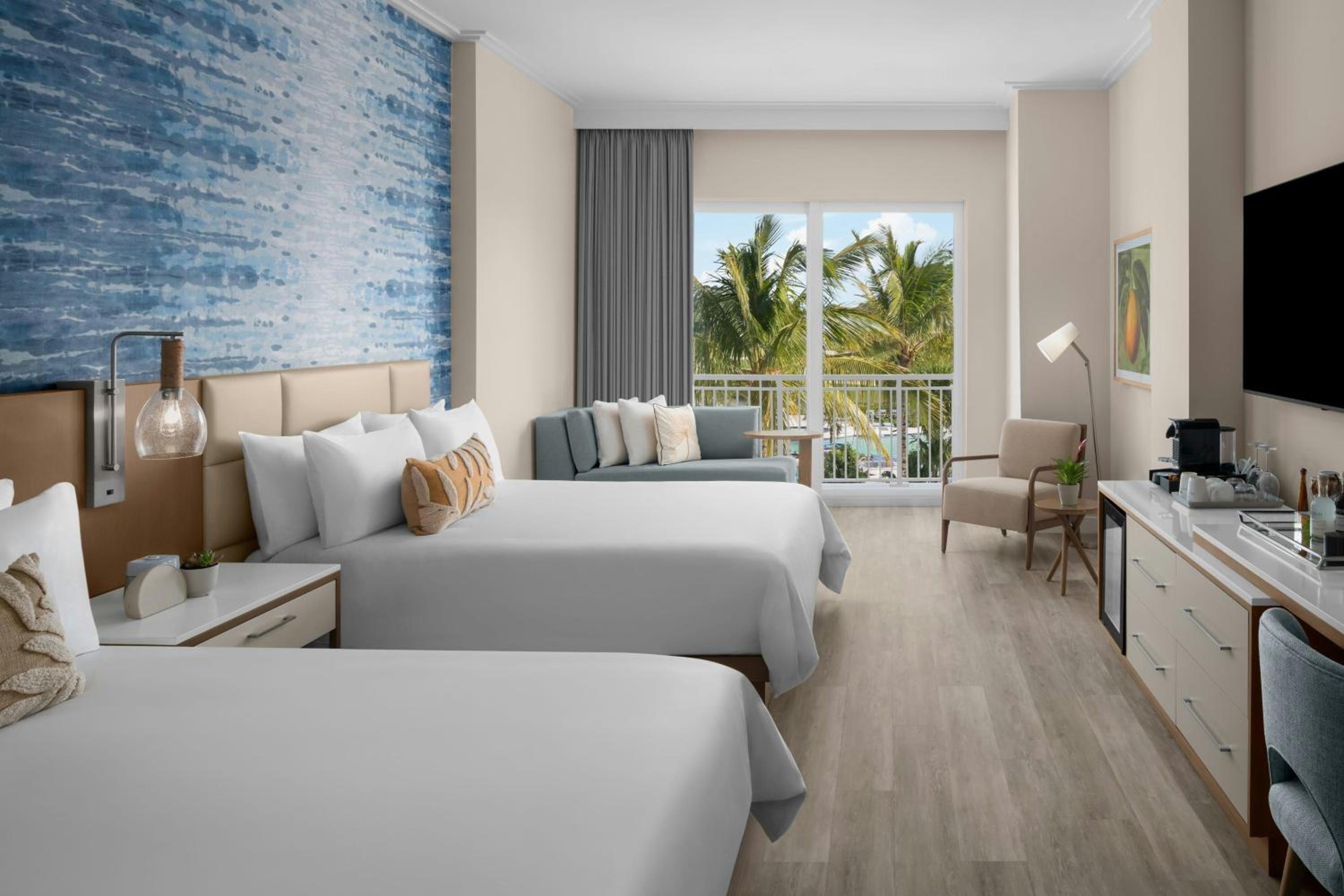 Queen Room with Pool View - Mobility Accessible with Tub