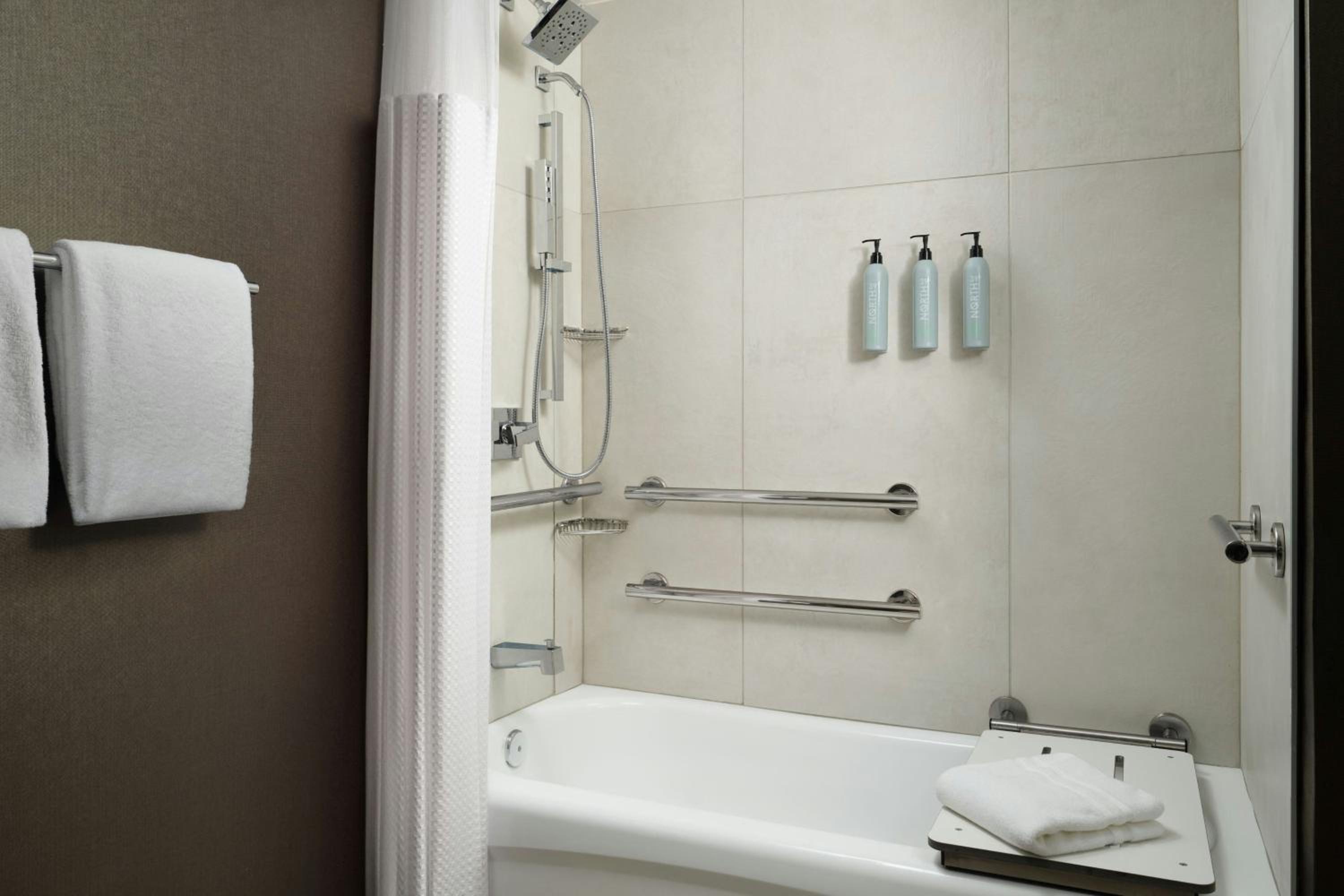 Deluxe King Room with Sofa Bed/Pool View/Tub - Mobility Accessible - Photo 10