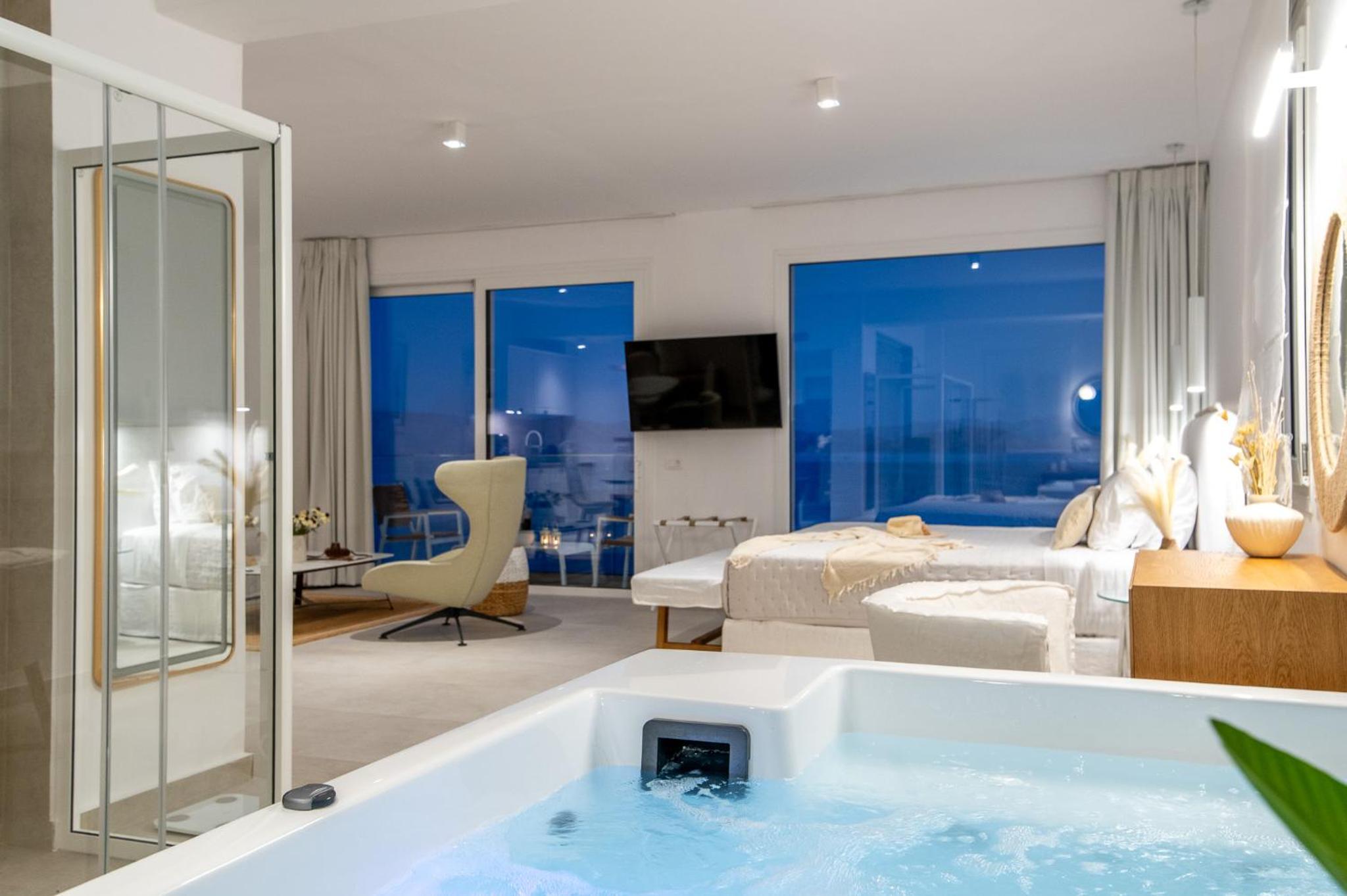 Suite with Hot Tub photo 2