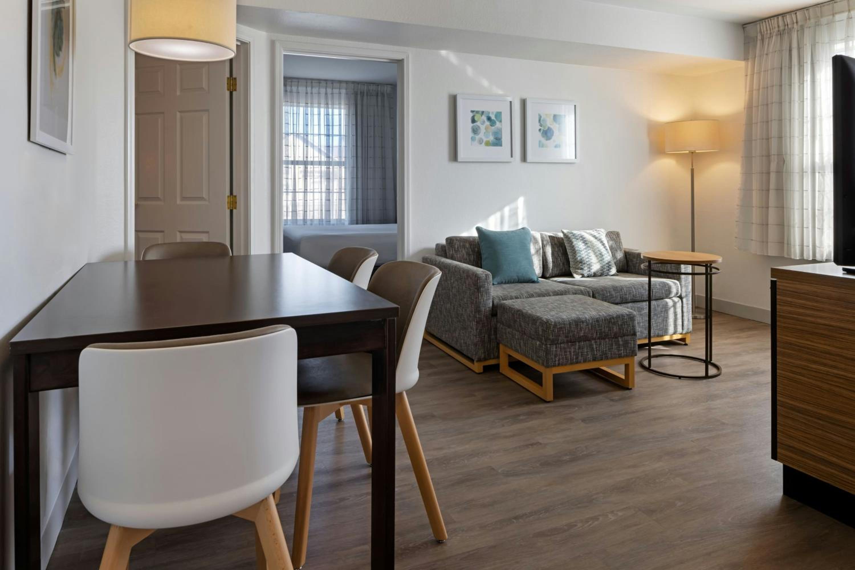 Two-Bedroom Suite with Adapted Tub - Mobility and Hearing Accessible