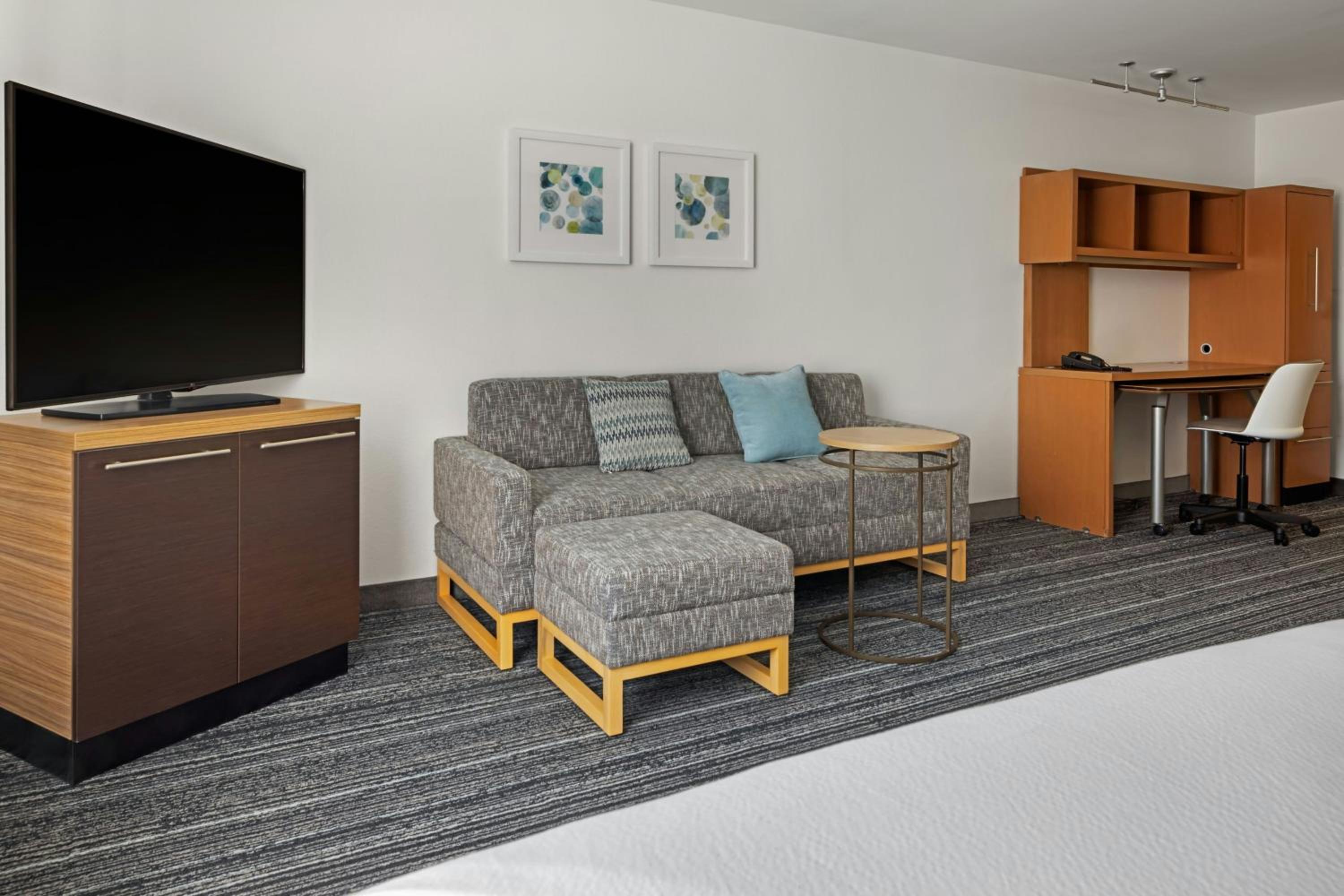 Queen Studio with Sofa Bed and Roll-in Shower - Mobility and Hearing Accessible