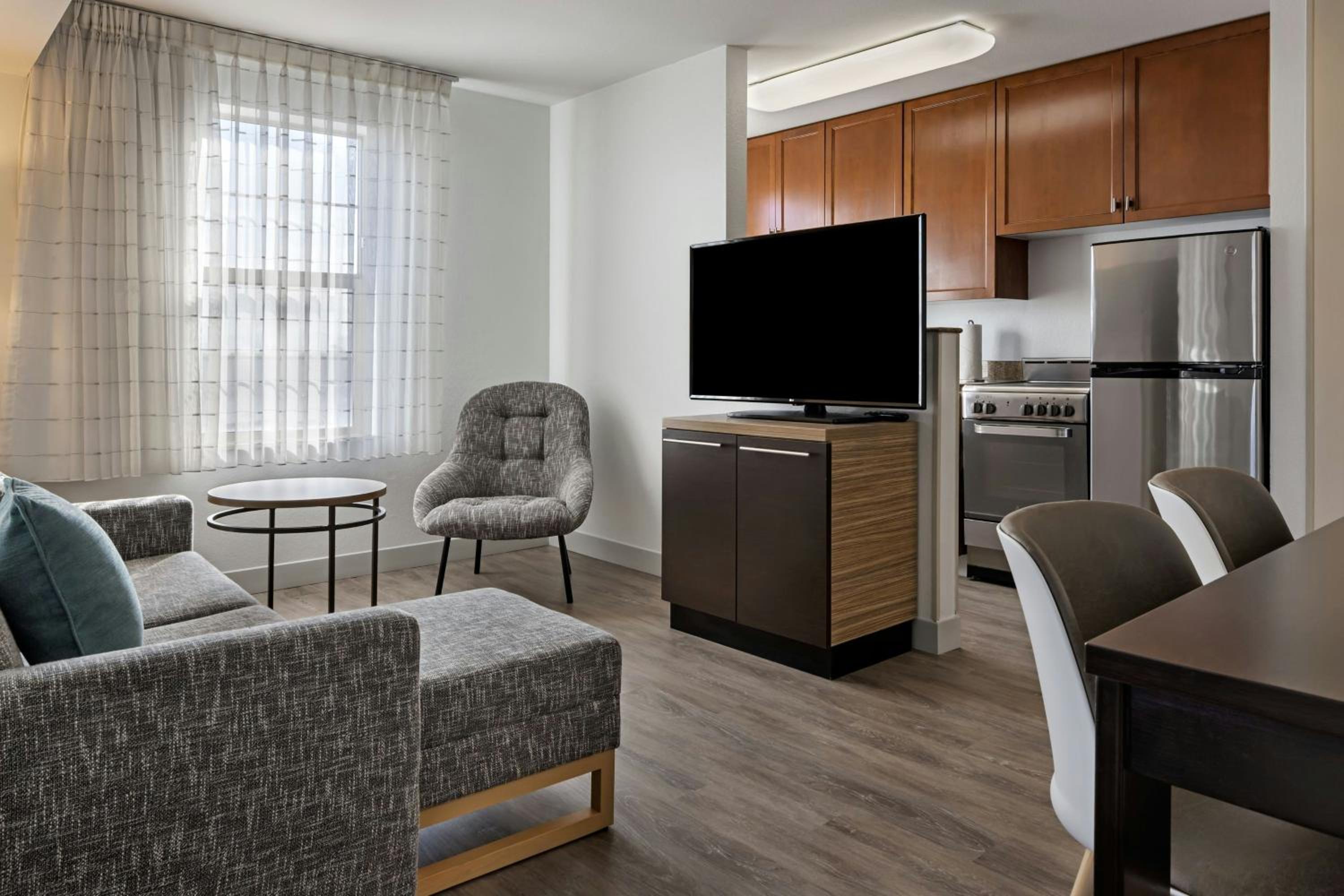 Two-Bedroom Suite with Adapted Tub - Mobility and Hearing Accessible