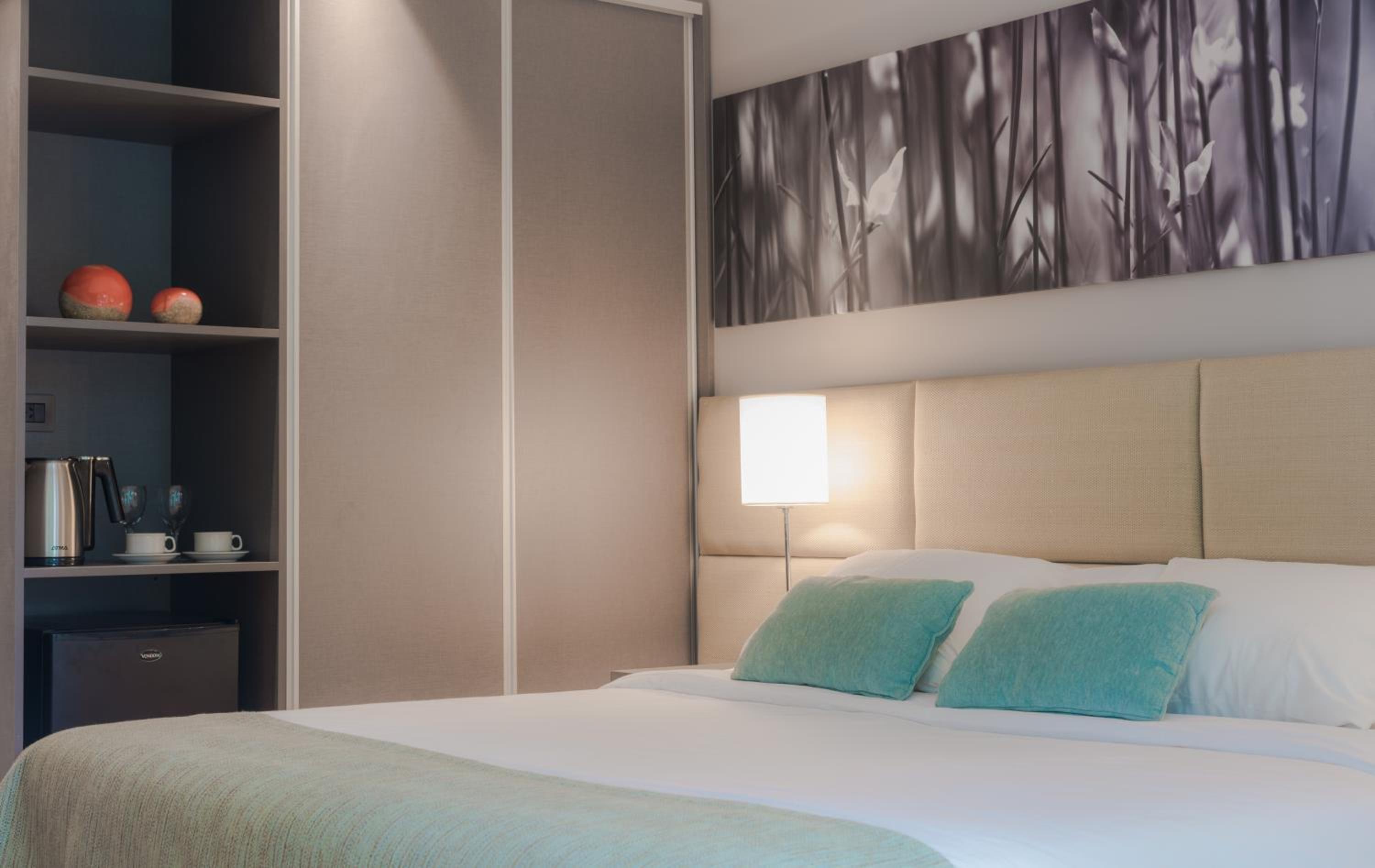 Executive Double Room thumbnail 6