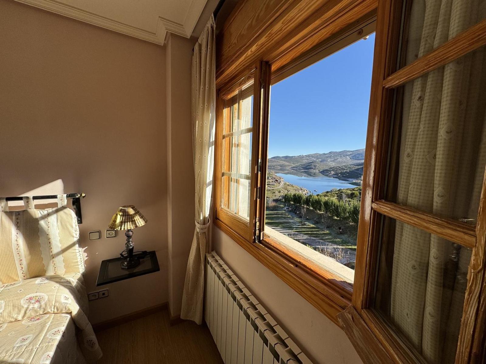 Twin Room with Lake View - Photo 4