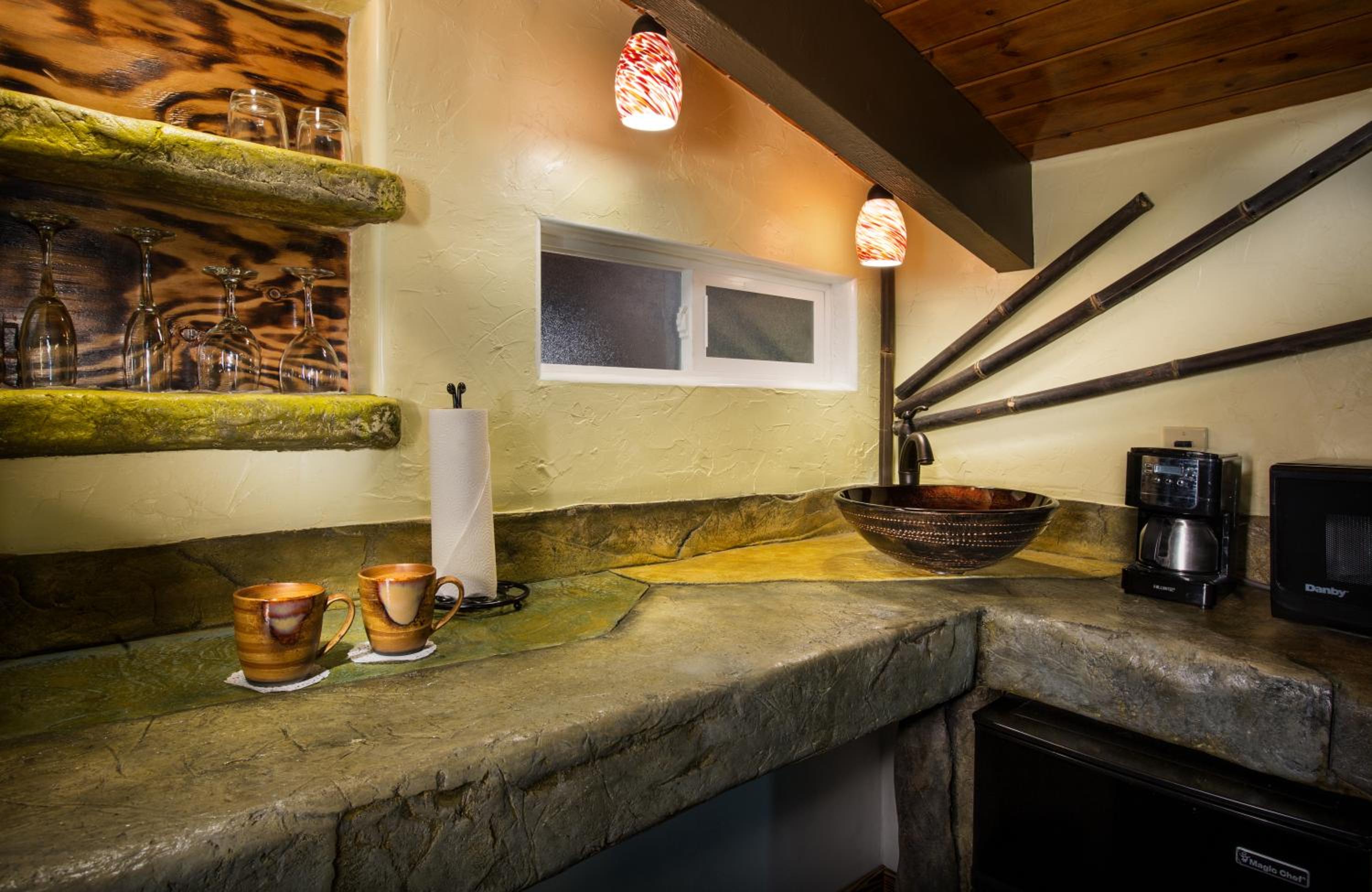 Standard Room, 1 Queen Bed (Chalet Kilauea Hotel) - Photo 20