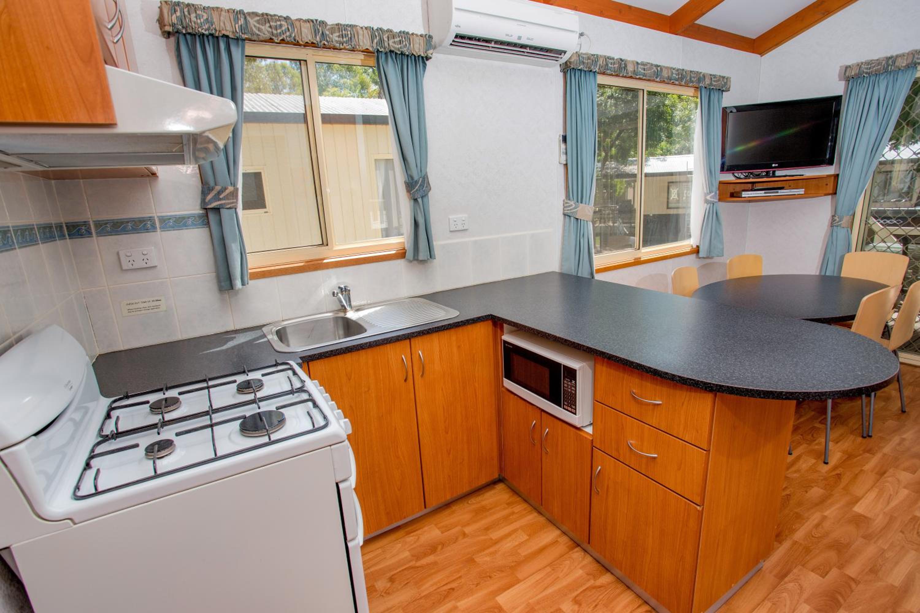 Superior 2 Bedroom Cabin - Sleeps 6 - Photo 4
