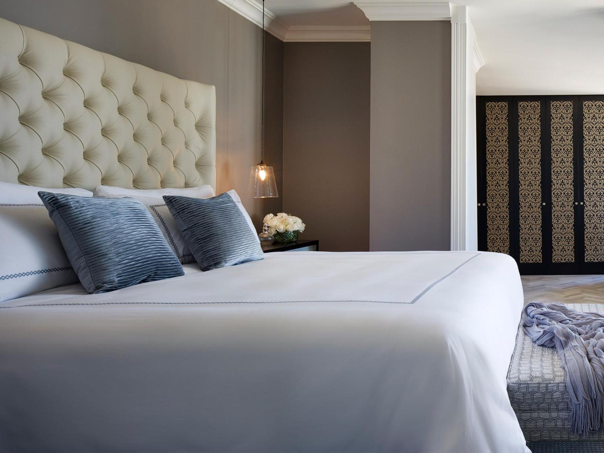 One-Bedroom City Royal Club Suite thumbnail 5